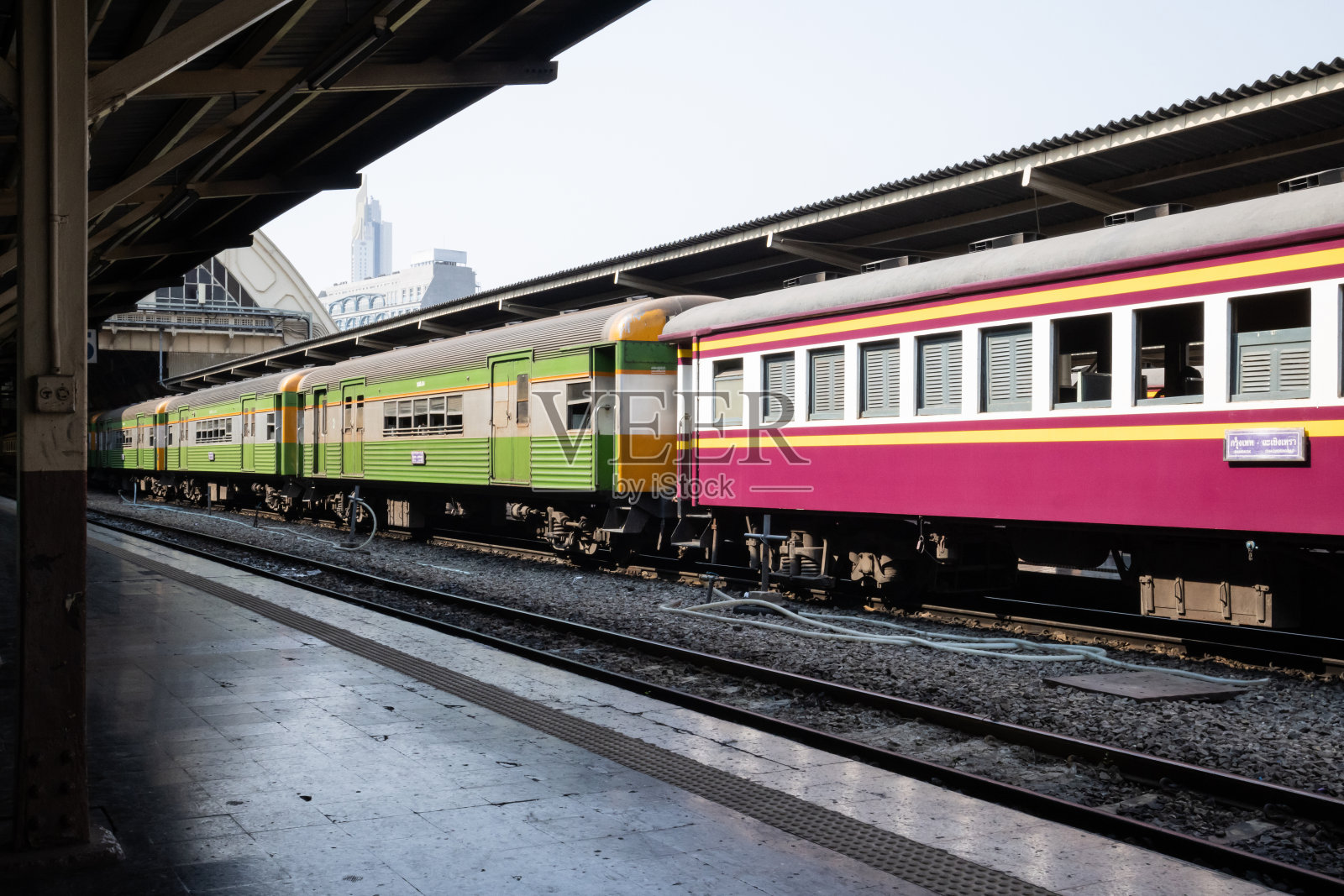 老式火车。柴油机车在公共车站停靠。有火车和铁路的旧火车站。的运输照片摄影图片