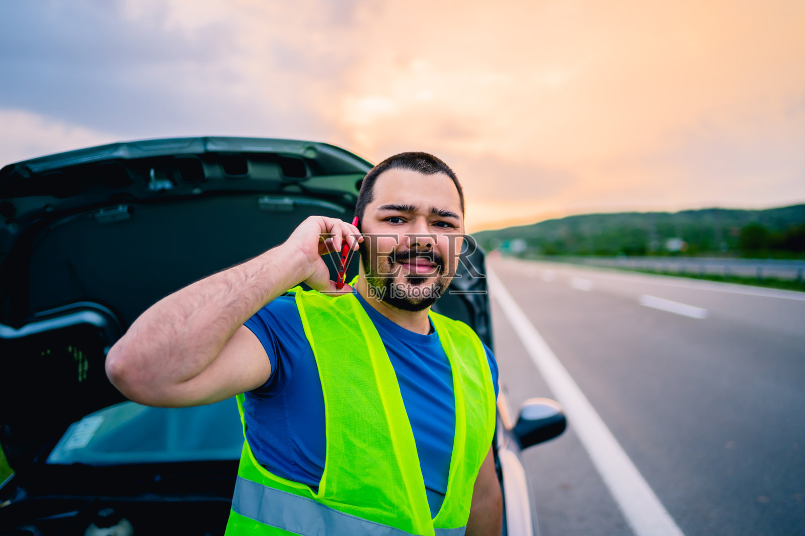 愤怒的男人打电话求救照片摄影图片