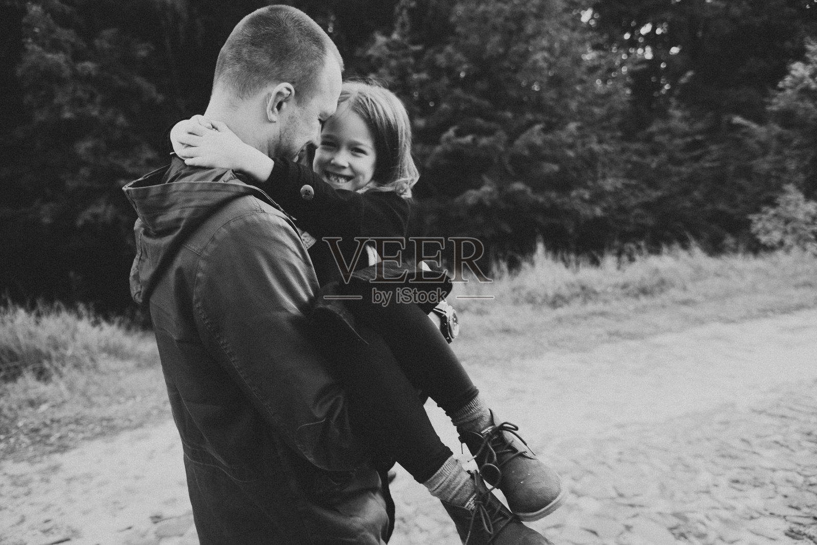 家庭秋天走照片摄影图片