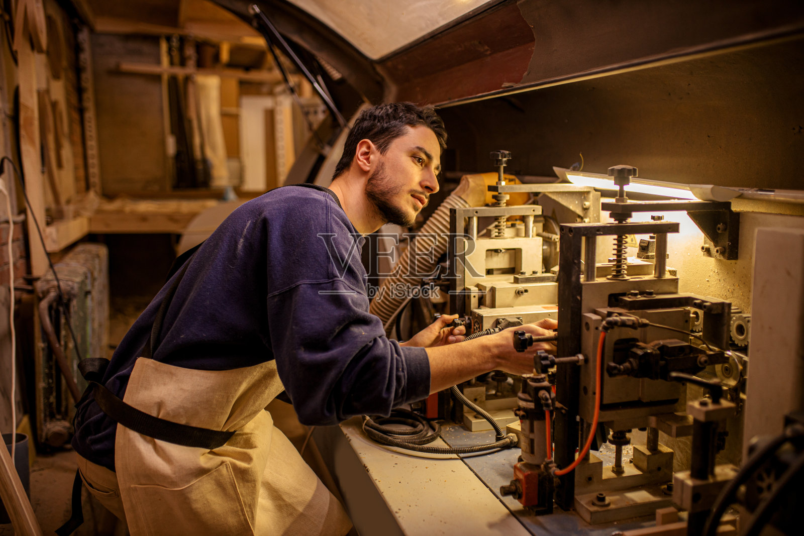 手工和木工的概念。电机后木匠照片摄影图片