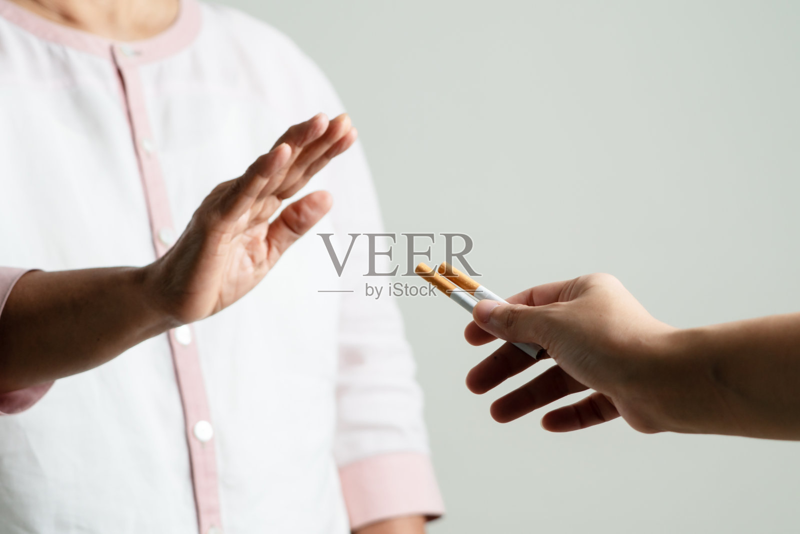 戒烟，无烟日，母亲举手拒绝建议香烟，有选择的重点照片摄影图片