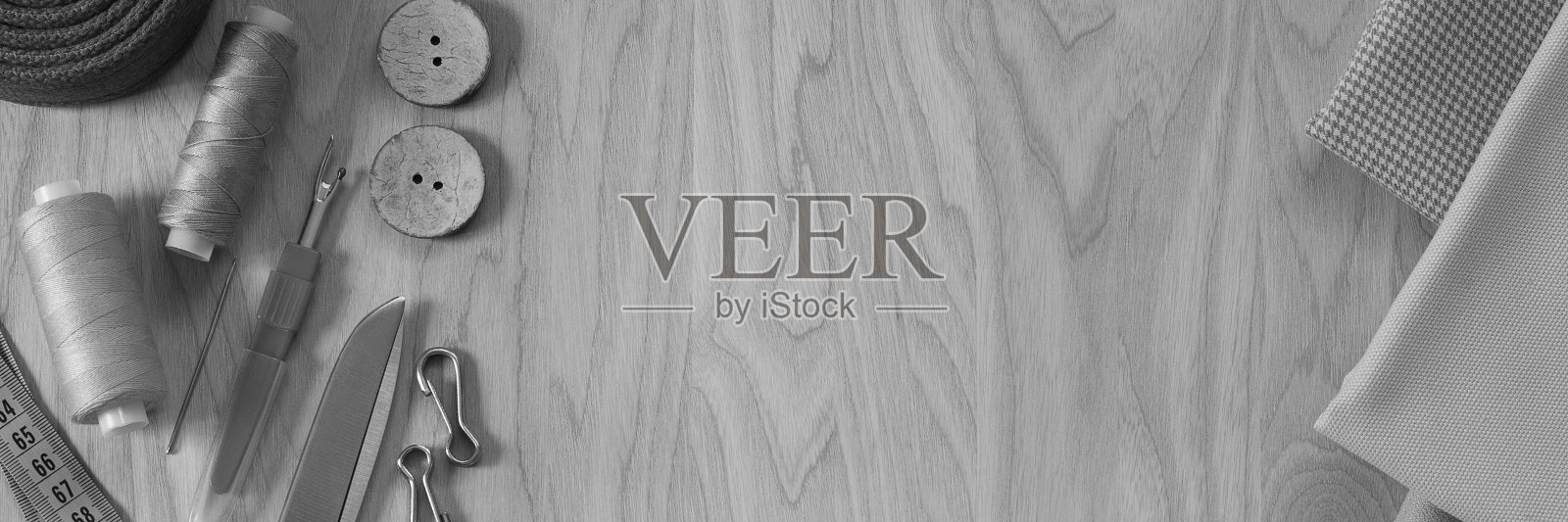 缝纫用的用于裁剪和缝纫的配件、裁缝用剪刀和织物照片摄影图片