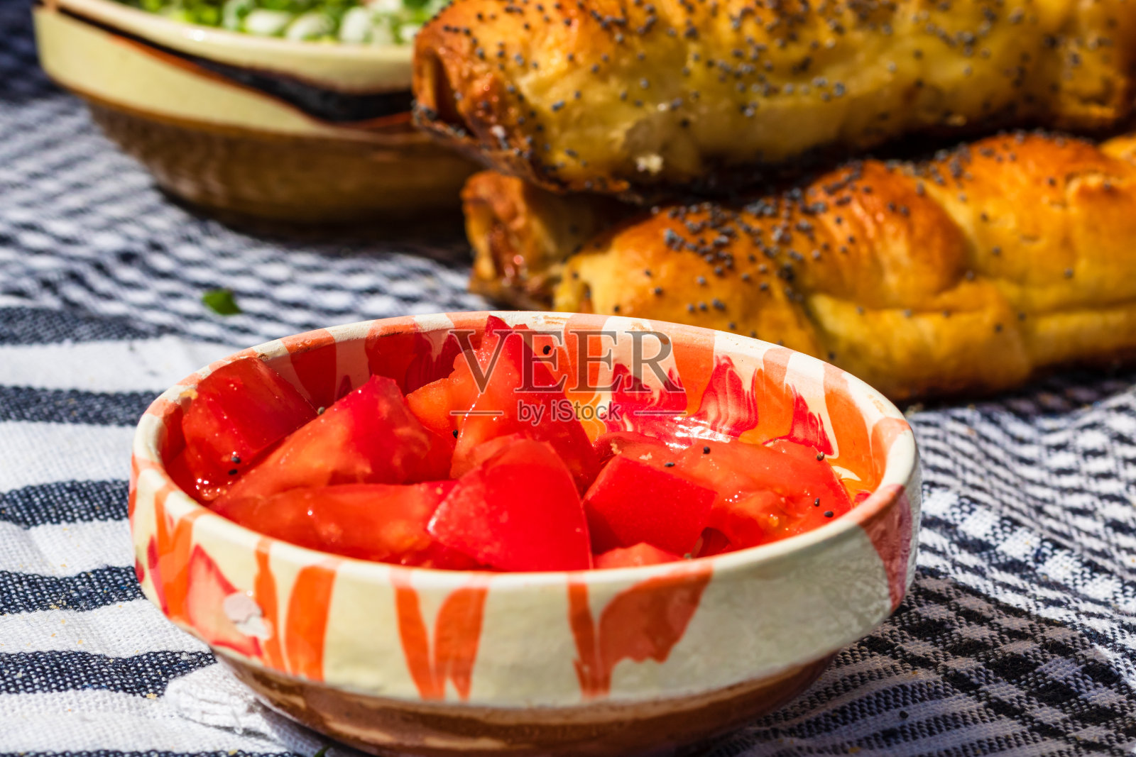 靠近传统的乡村碗与切碎的番茄孤立照片摄影图片