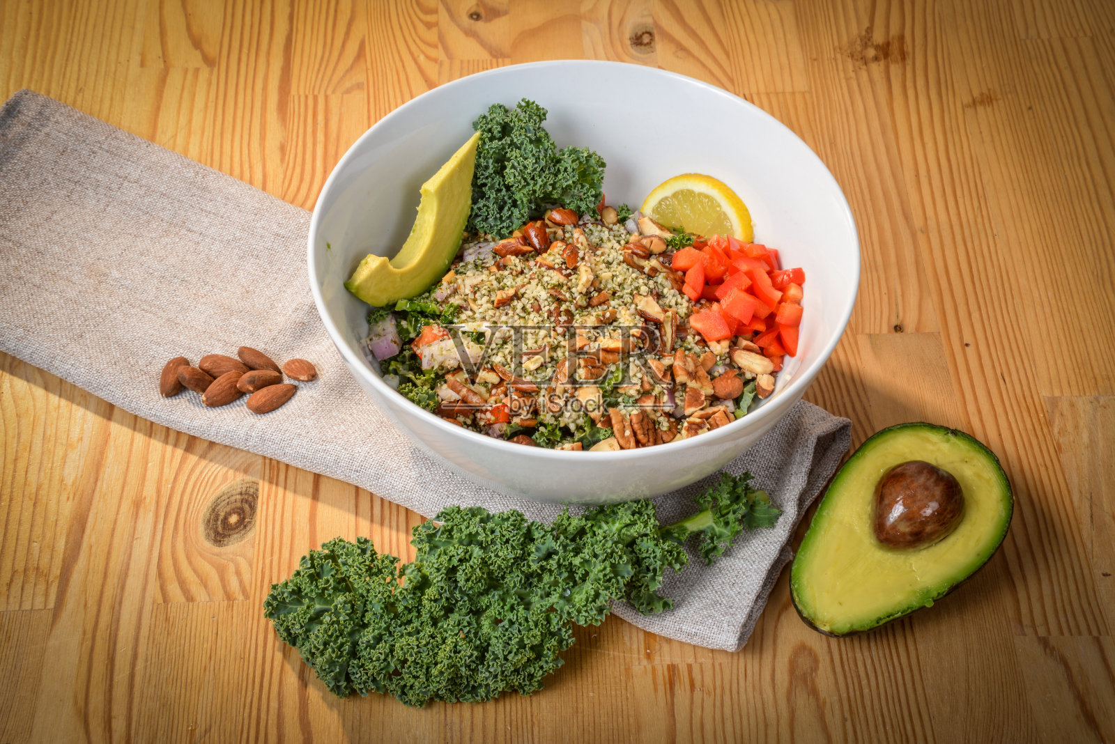 一碗羽衣甘蓝沙拉配鳄梨和杏仁照片摄影图片