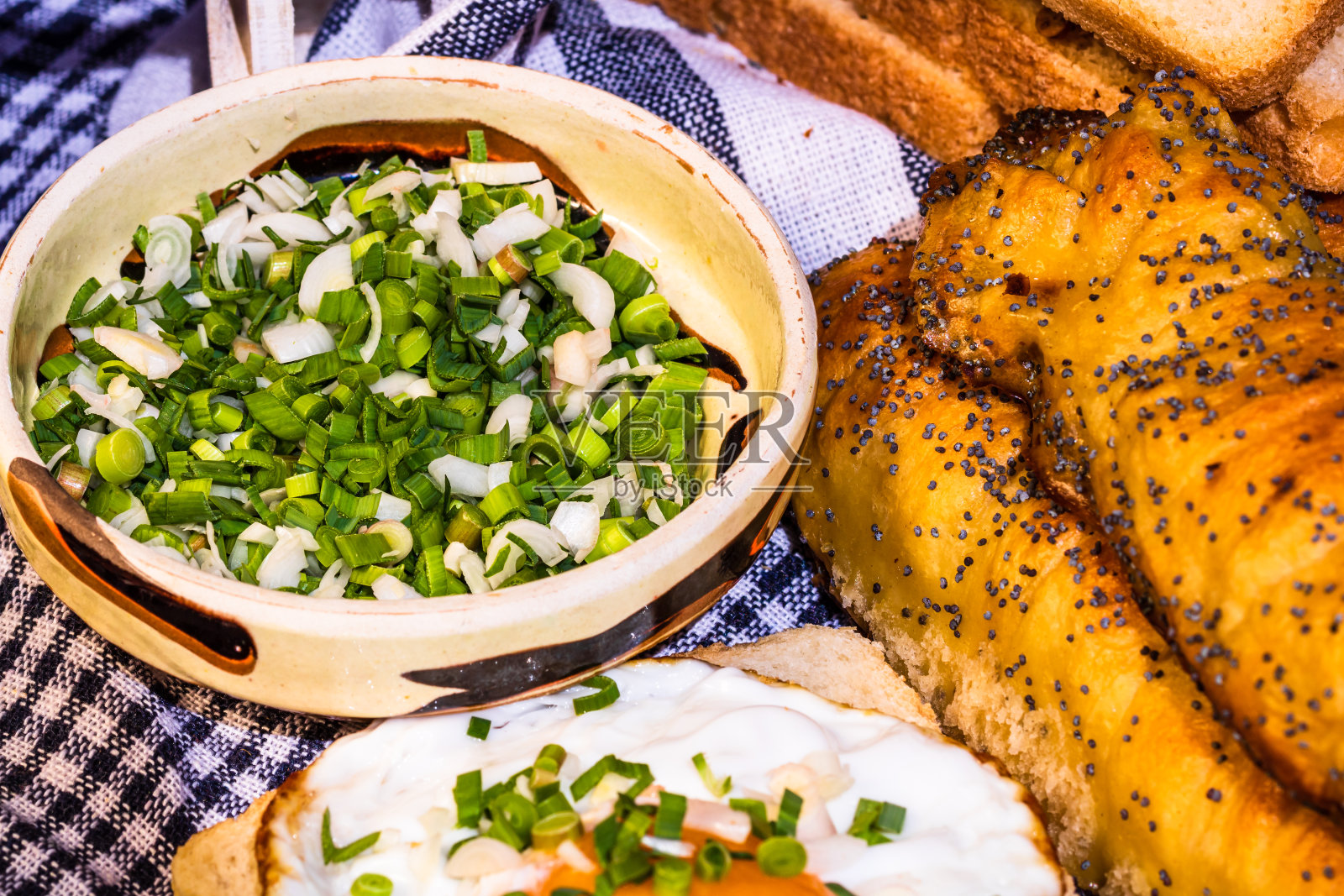 搭配香肠卷，煎蛋吐司面包，不同的碗配酱汁和切碎的蔬菜。照片摄影图片