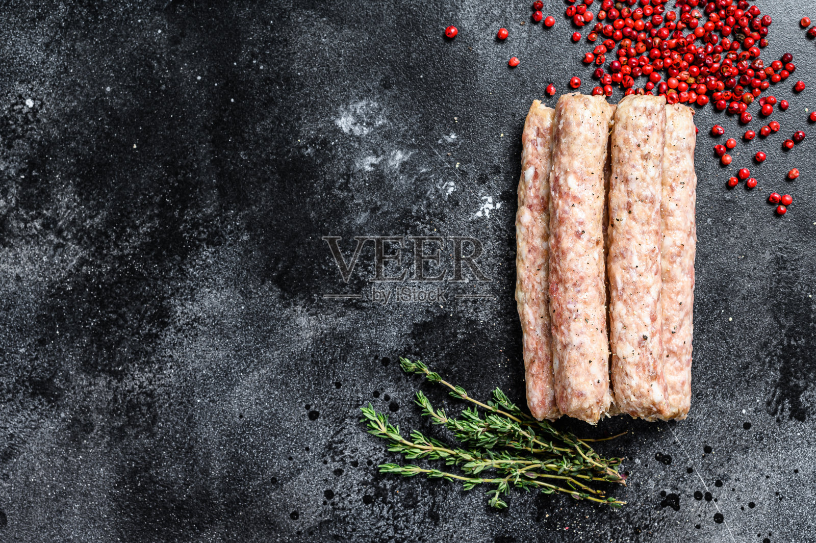 生的碎牛肉串。黑色背景。前视图。本空间照片摄影图片