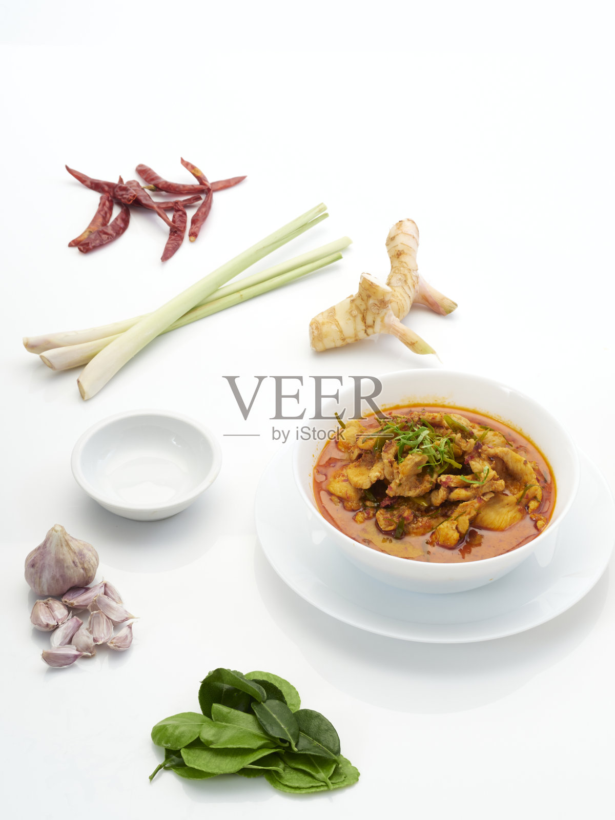 泰国菜菜单。麻婆豆腐咖喱鸡配香料，配料辛辣。照片摄影图片