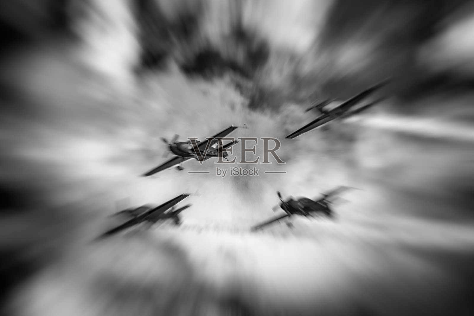 飞机在暴风雨的天空与动态模糊的黑白照片摄影图片