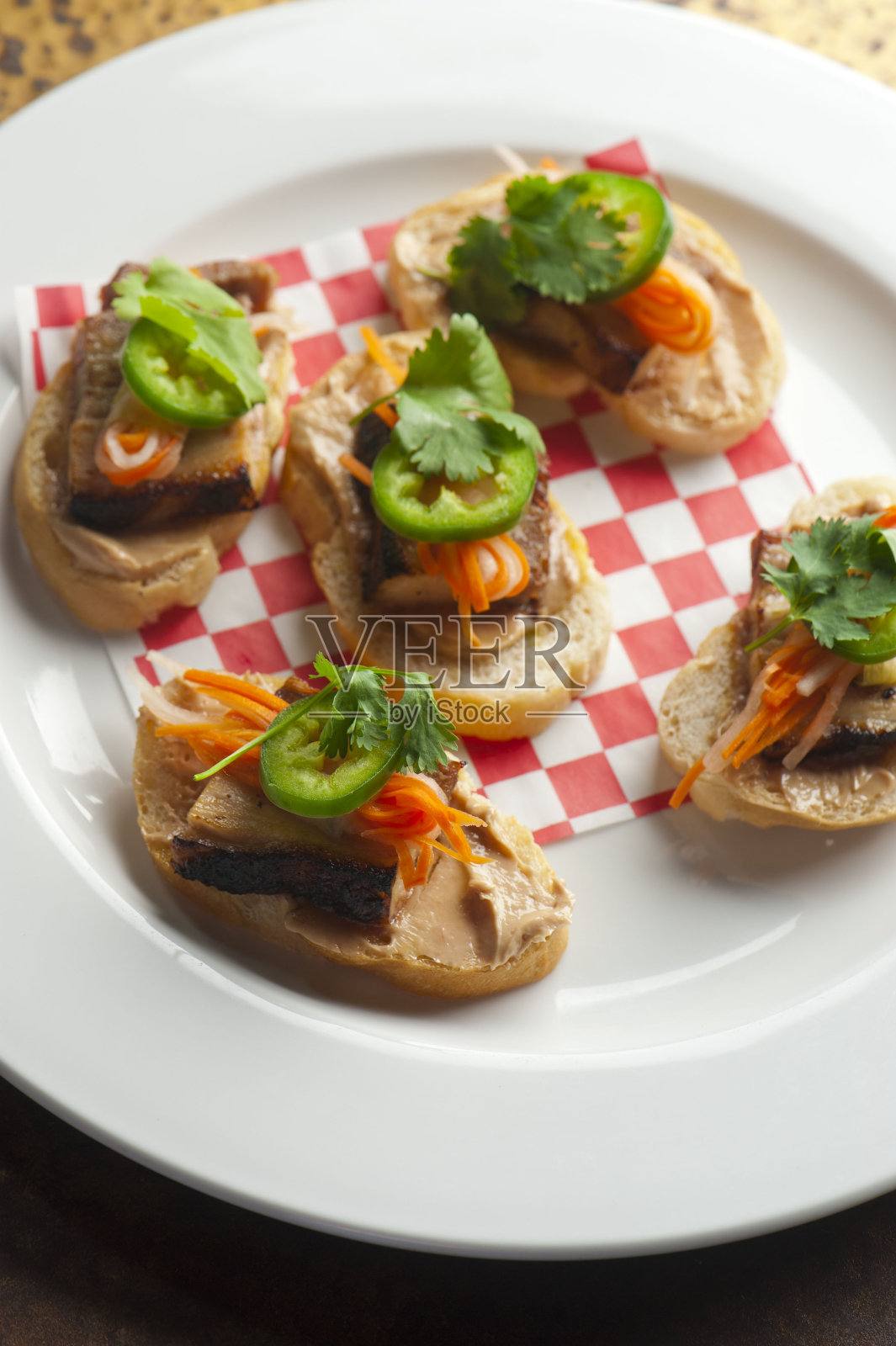 五花肉开胃菜。经典的美国餐厅最爱:炸五花肉配酱，腌胡萝卜，新鲜黄瓜jalapeños和香菜在黄油烤法棍面包上。照片摄影图片