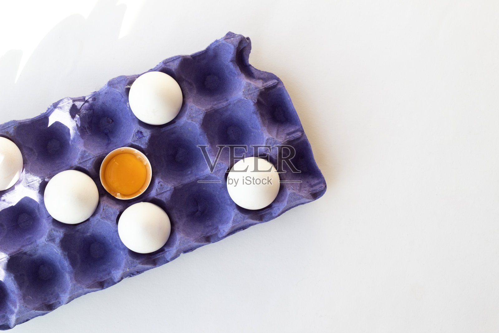 许多新鲜生鸡蛋在纸盒上白色背景，俯视图照片摄影图片