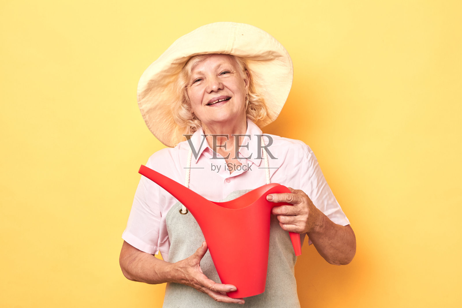 老家庭主妇照顾鲜花照片摄影图片