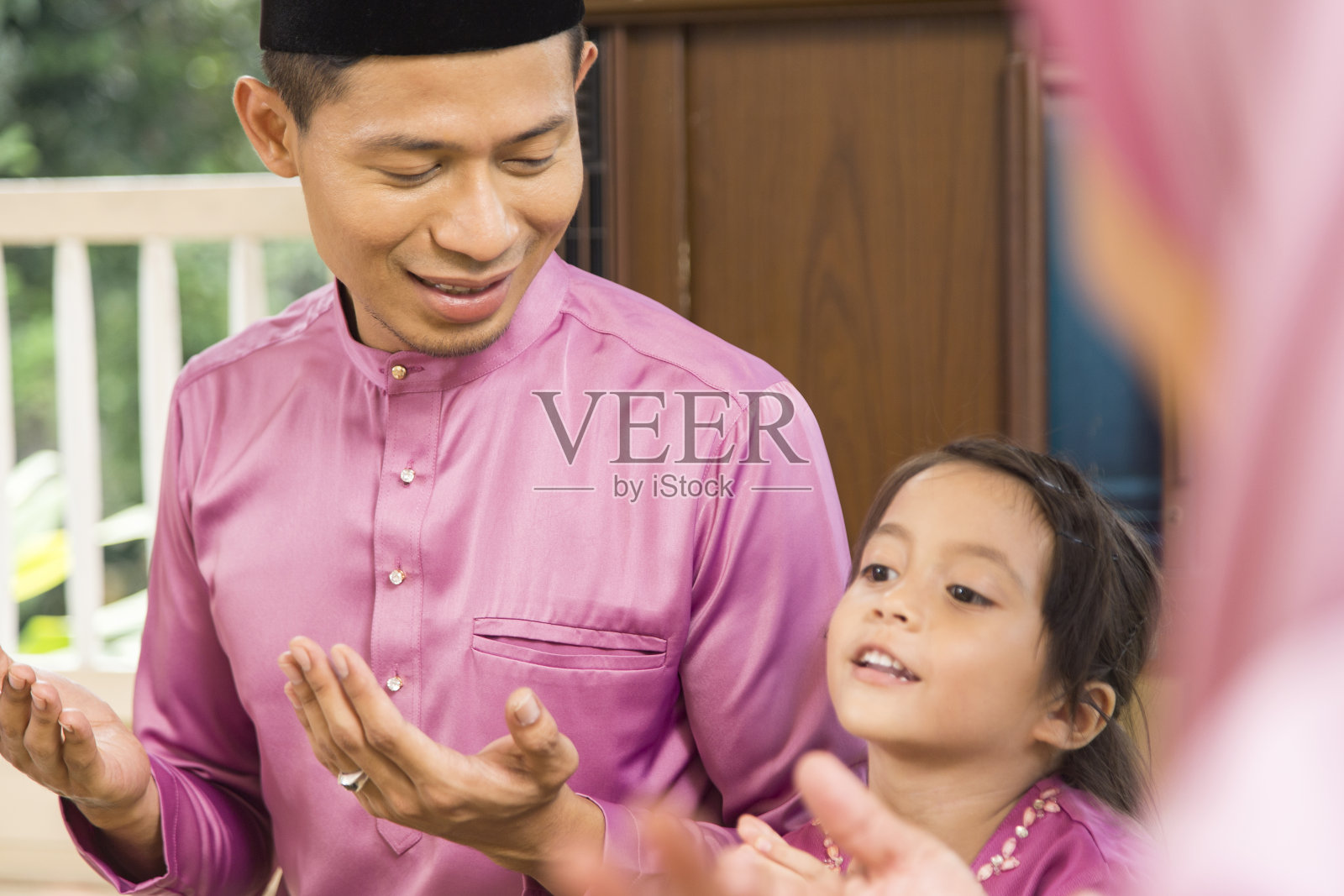 穆斯林家庭在饭前做祷告照片摄影图片