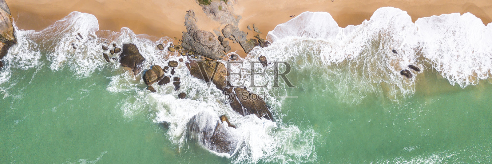 热带海滩，全景和海浪，岩石和沙子背景。旅游目的地在巴西和横幅网站。照片摄影图片