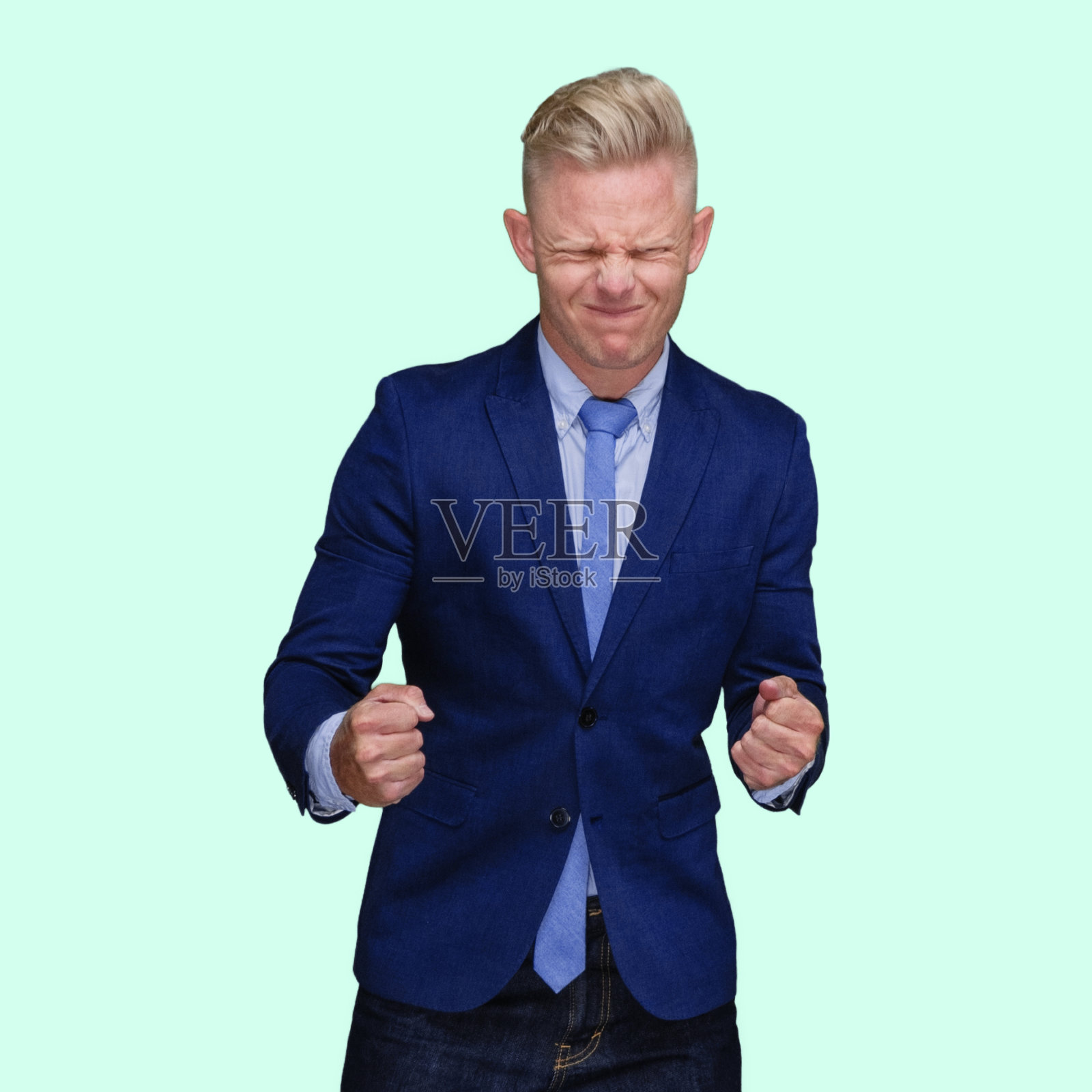 白人年轻男性商人穿着裤子站在有色背景前照片摄影图片