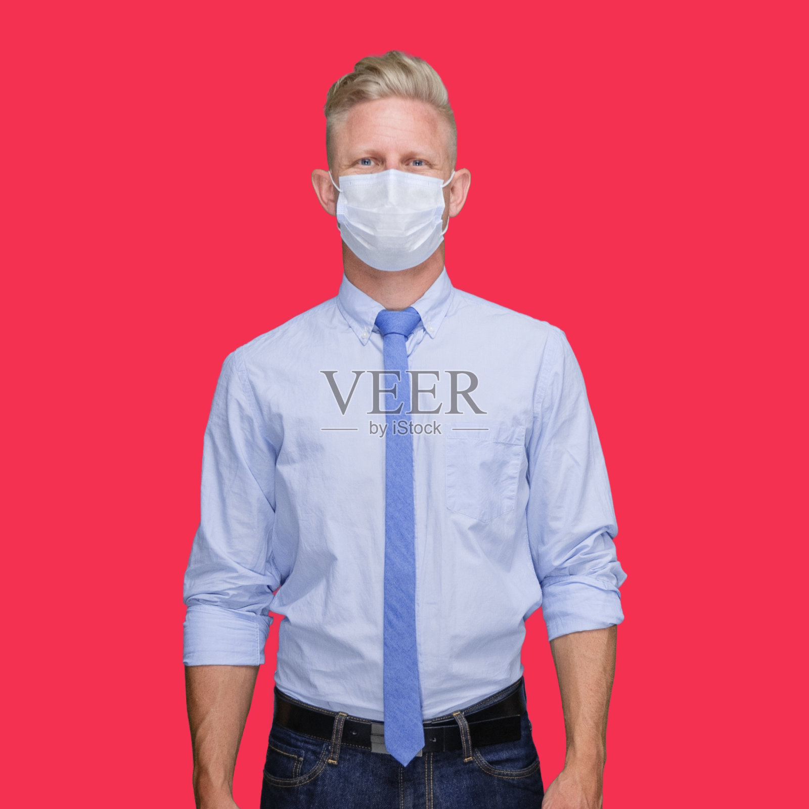 白人男性商人戴着外科口罩站在黑色背景前照片摄影图片