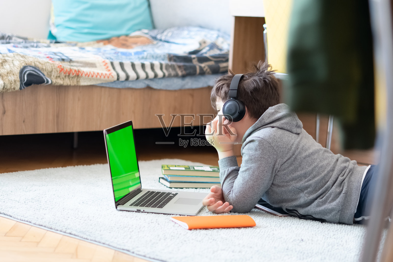 卧室里的在线课程因为被封锁了照片摄影图片