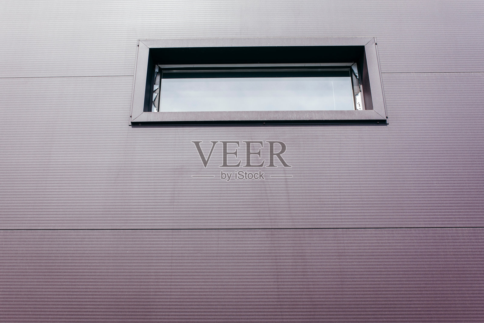 金属框架建筑的墙壁，覆盖着夹芯板照片摄影图片