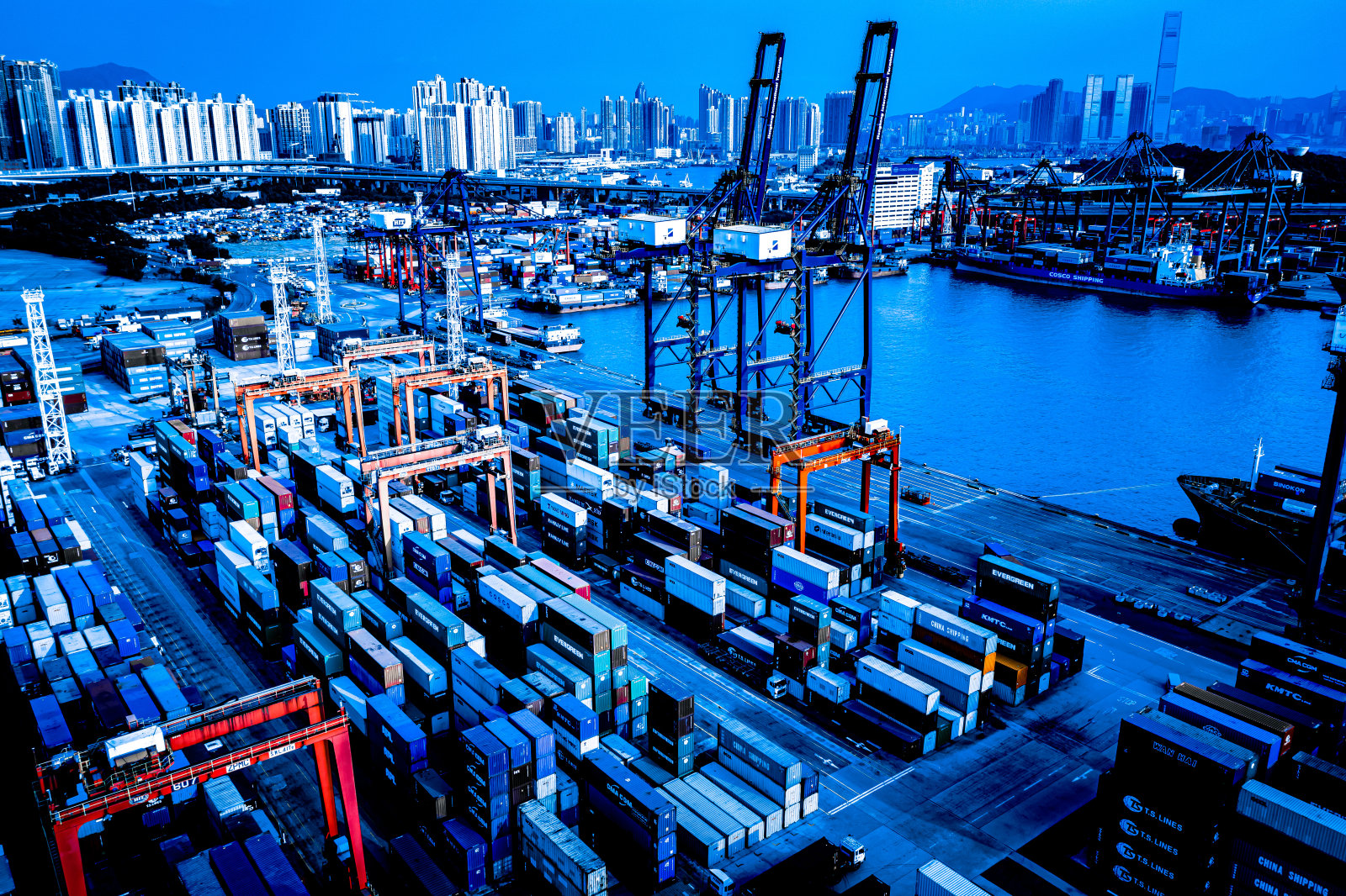 无人机俯瞰巨大的工业港口和货物集装箱。中国商业物流业香港照片摄影图片