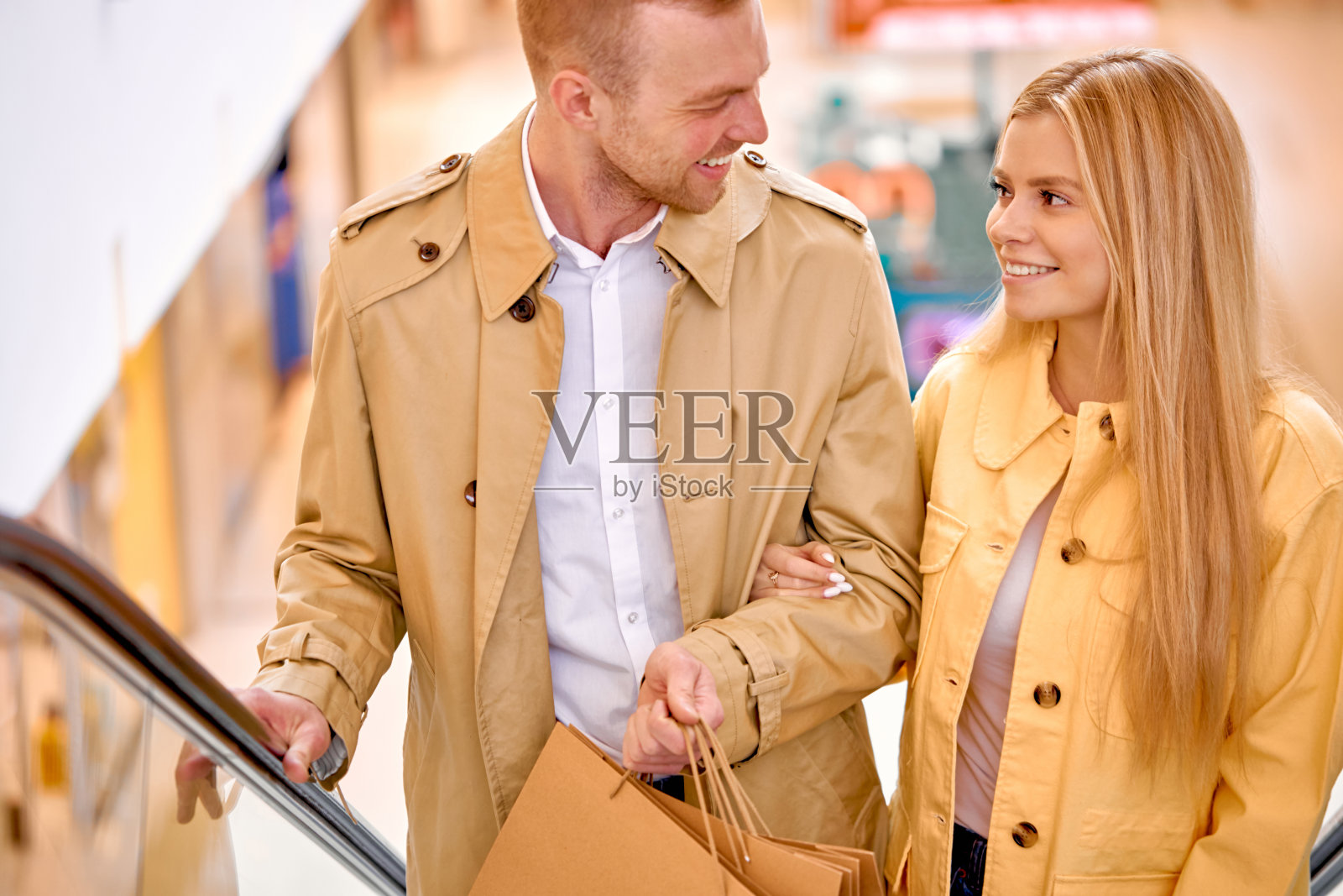 年轻漂亮的夫妇喜欢一起购物照片摄影图片