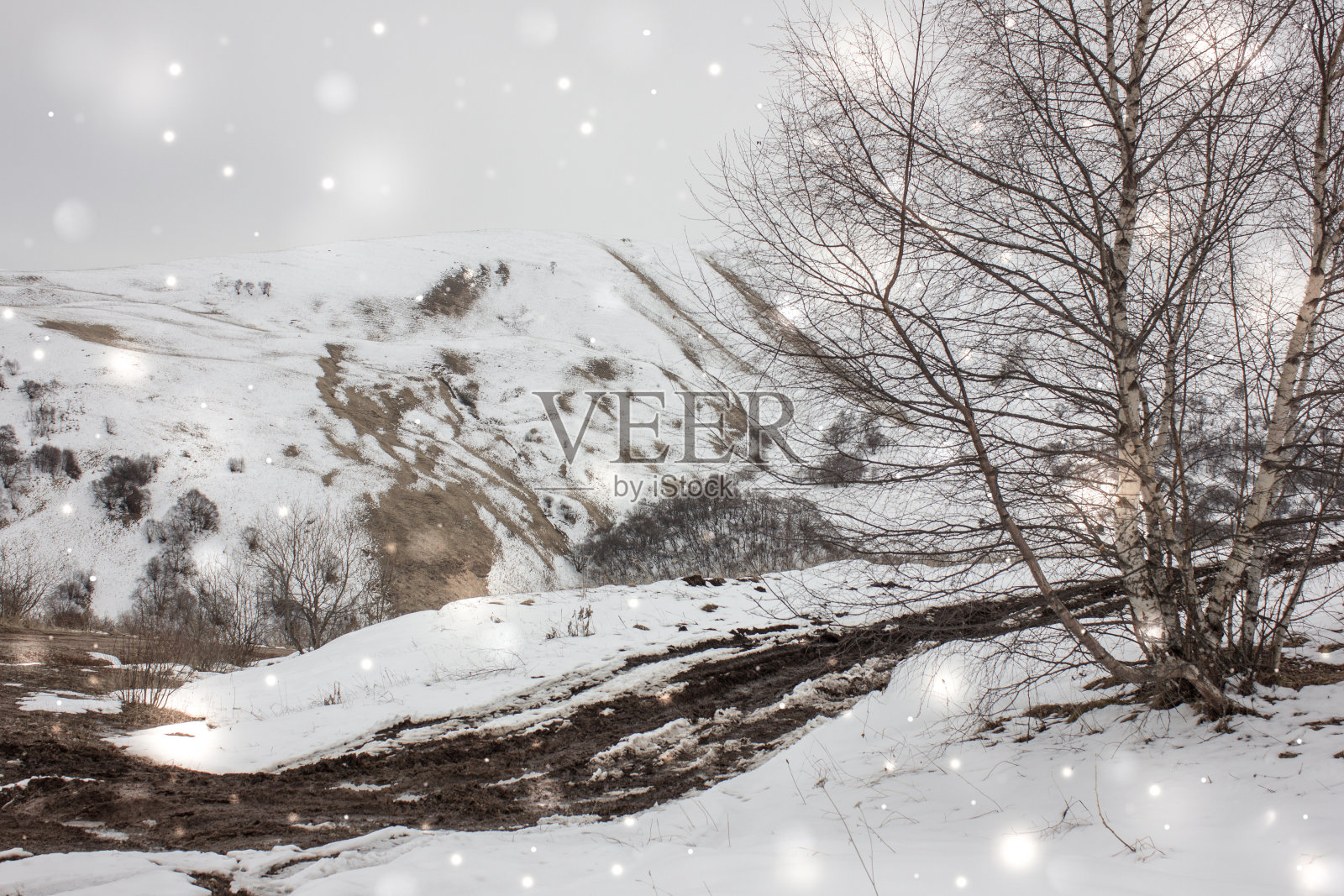 积雪盖顶的山脉。山上的第一场雪。照片摄影图片