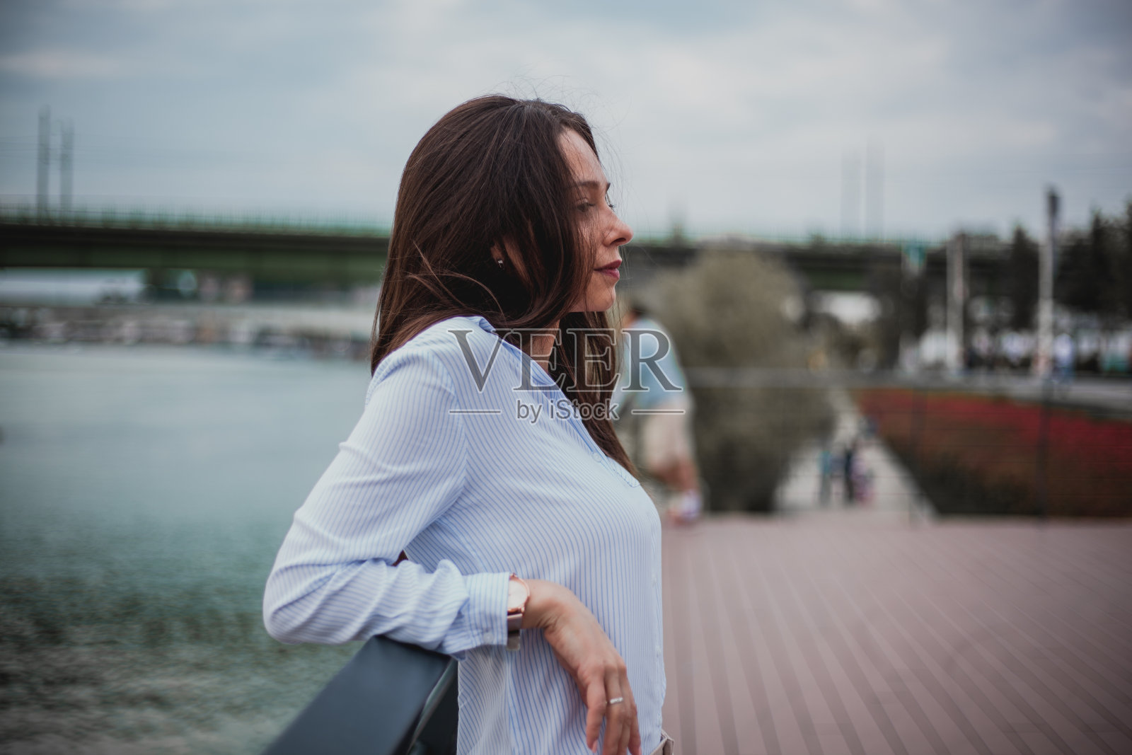 在河边照片摄影图片