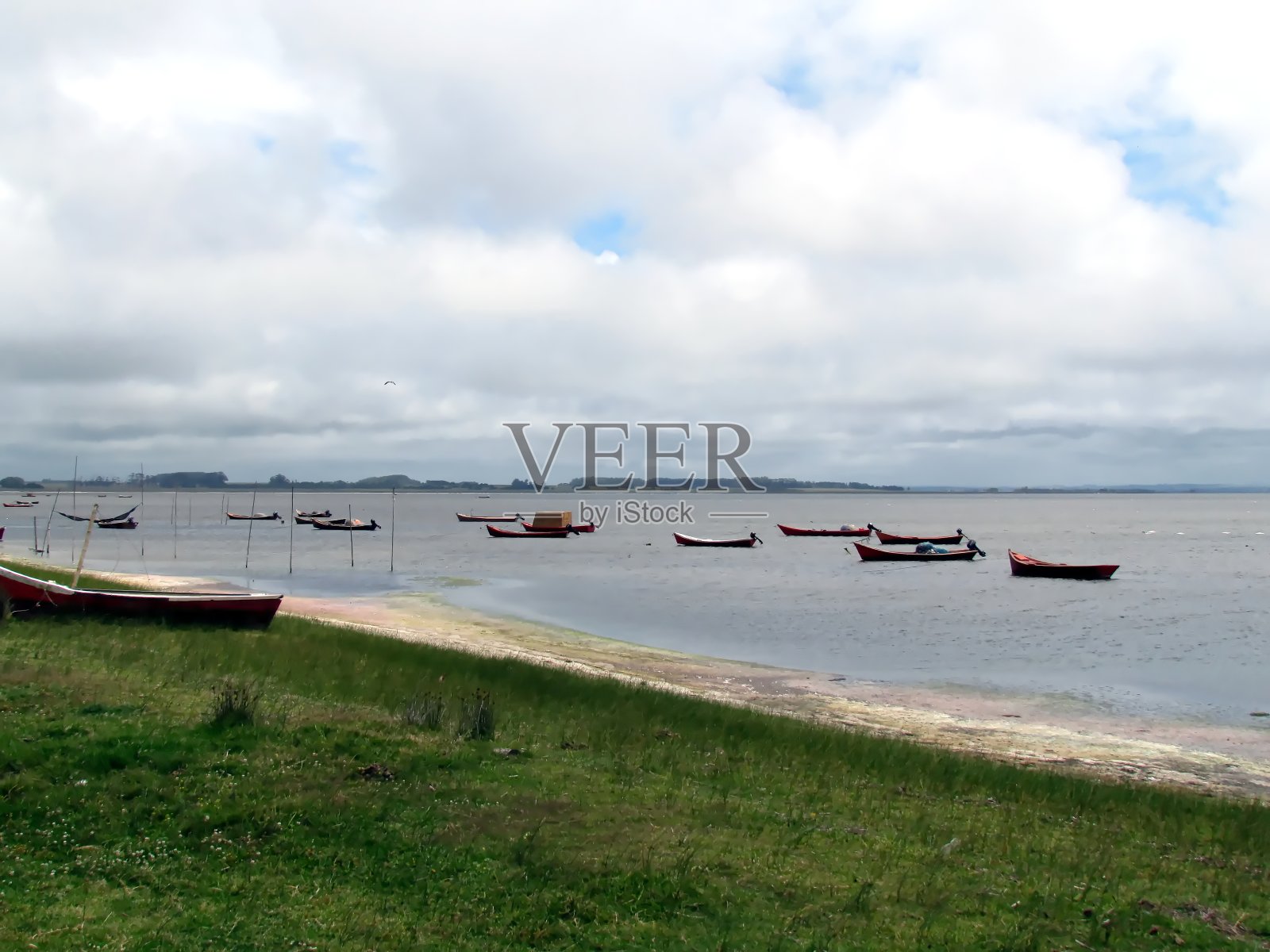 部分视图的泻湖与小渔船抛锚照片摄影图片