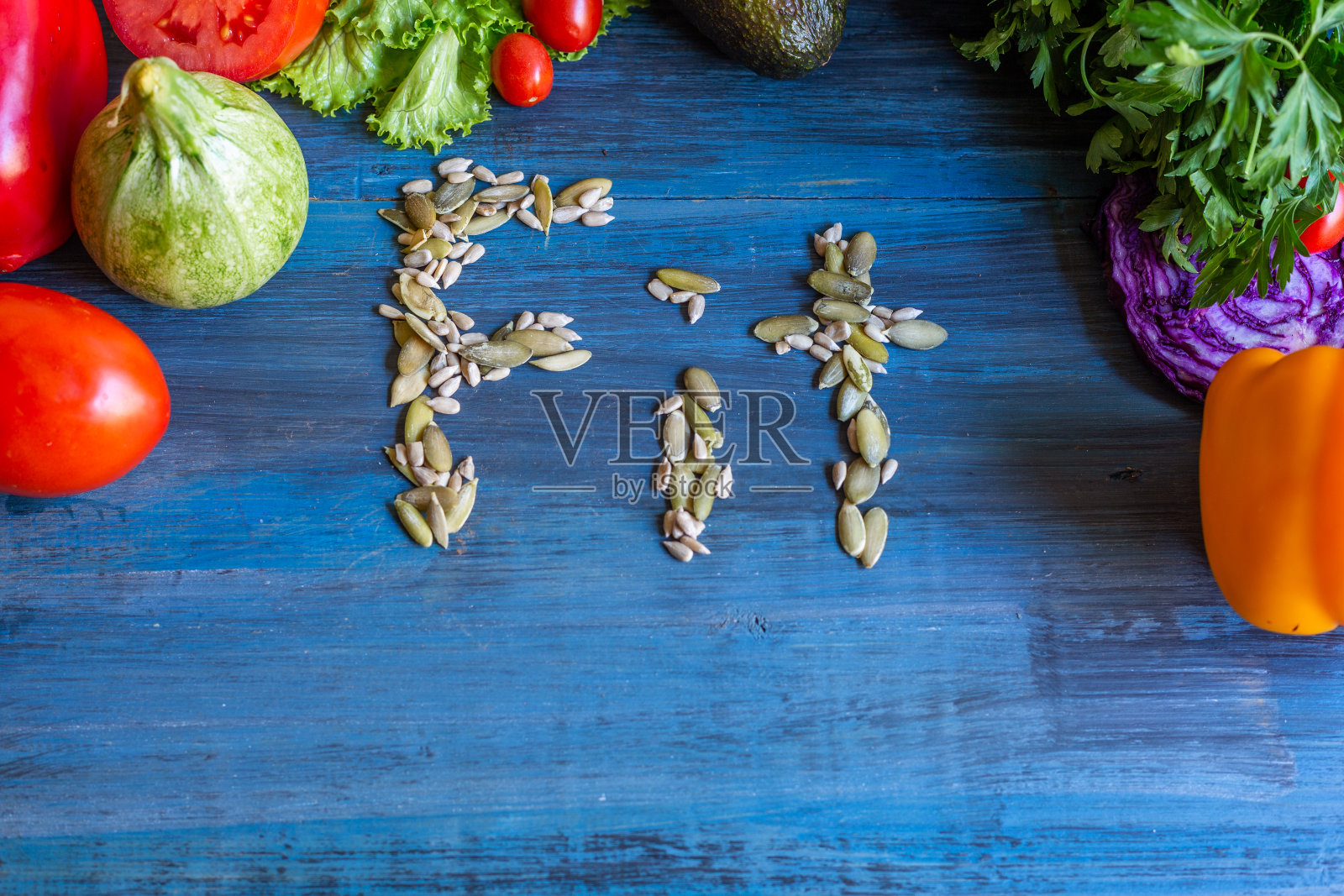 绿色沙拉配甜番茄，色彩鲜艳，适合健康的人食用，营养丰富照片摄影图片
