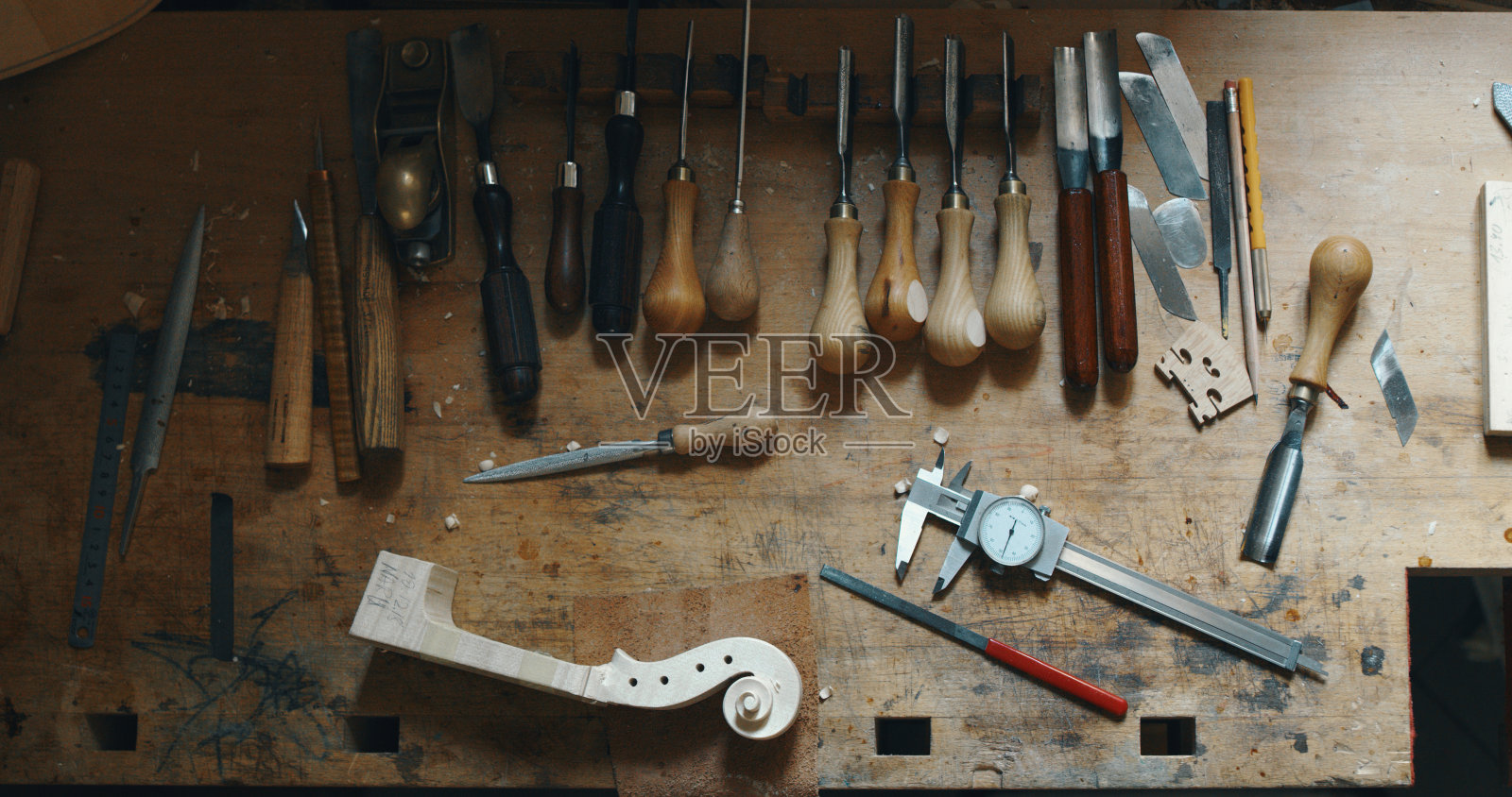 近宏不同的小提琴制造者的工作工具在工作台上的一个车间的专业工匠制琴师。照片摄影图片