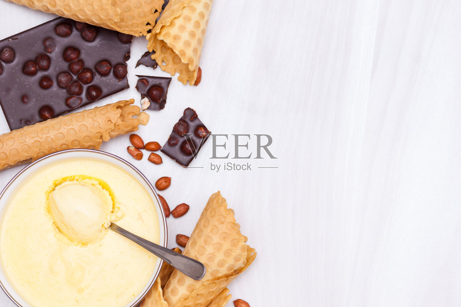 香蕉，巧克力，坚果和蛋卷自制冰淇淋。平铺，背景，拷贝空间。照片摄影图片