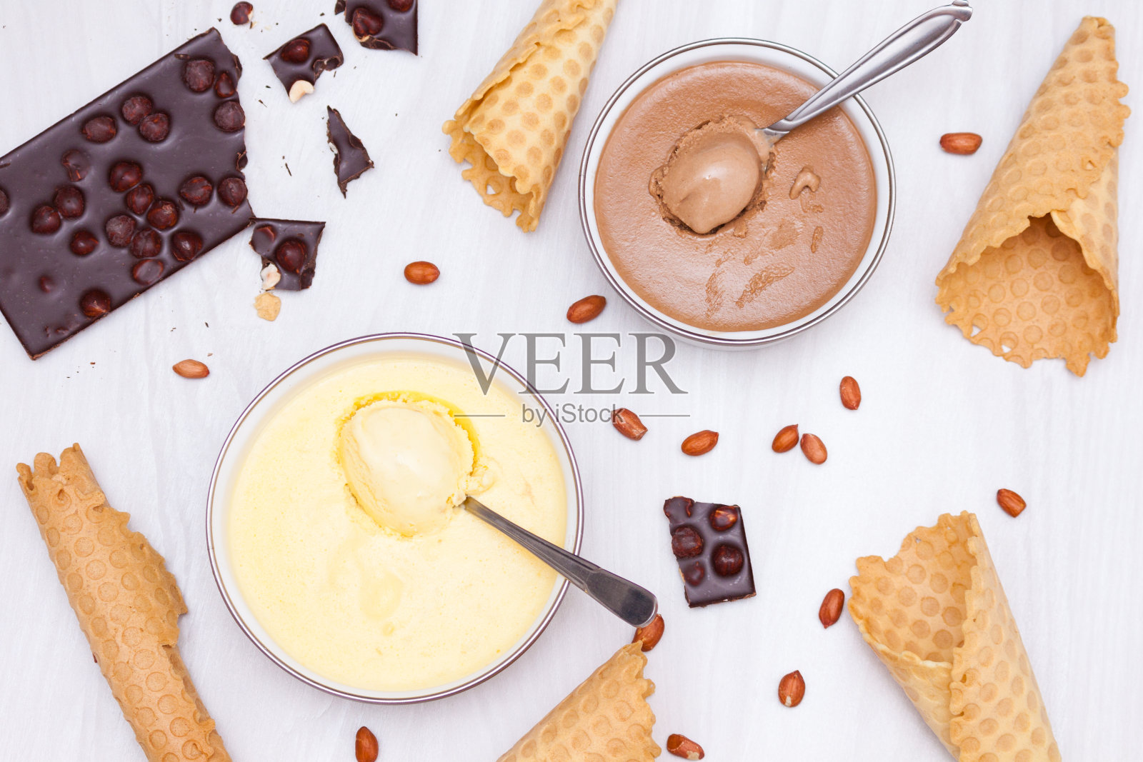 香蕉，巧克力，坚果和蛋卷自制冰淇淋。平坦的躺,背景。照片摄影图片