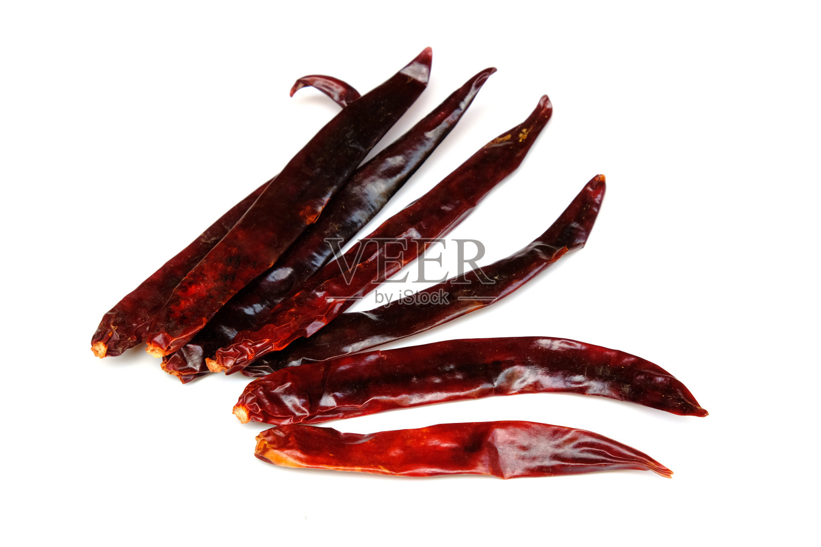 在白色背景下分离的干红辣椒。照片摄影图片