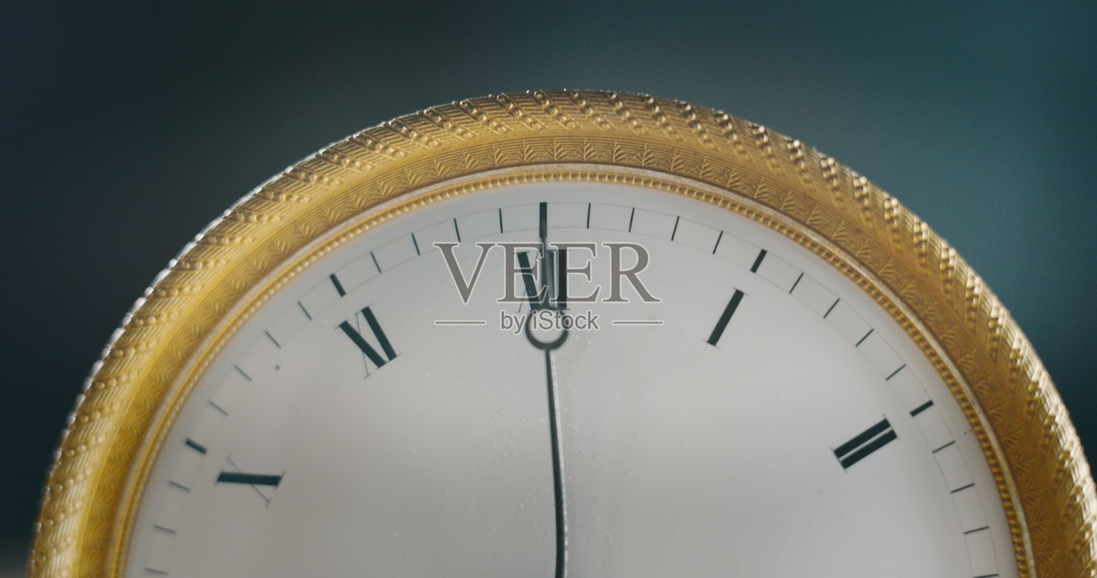 宏观特写的一个古老的豪华机械钟面与罗马数字。照片摄影图片