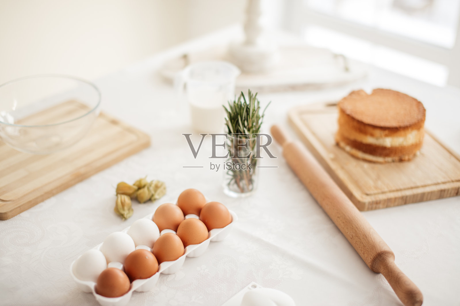 女人留下了做蛋糕的原料照片摄影图片