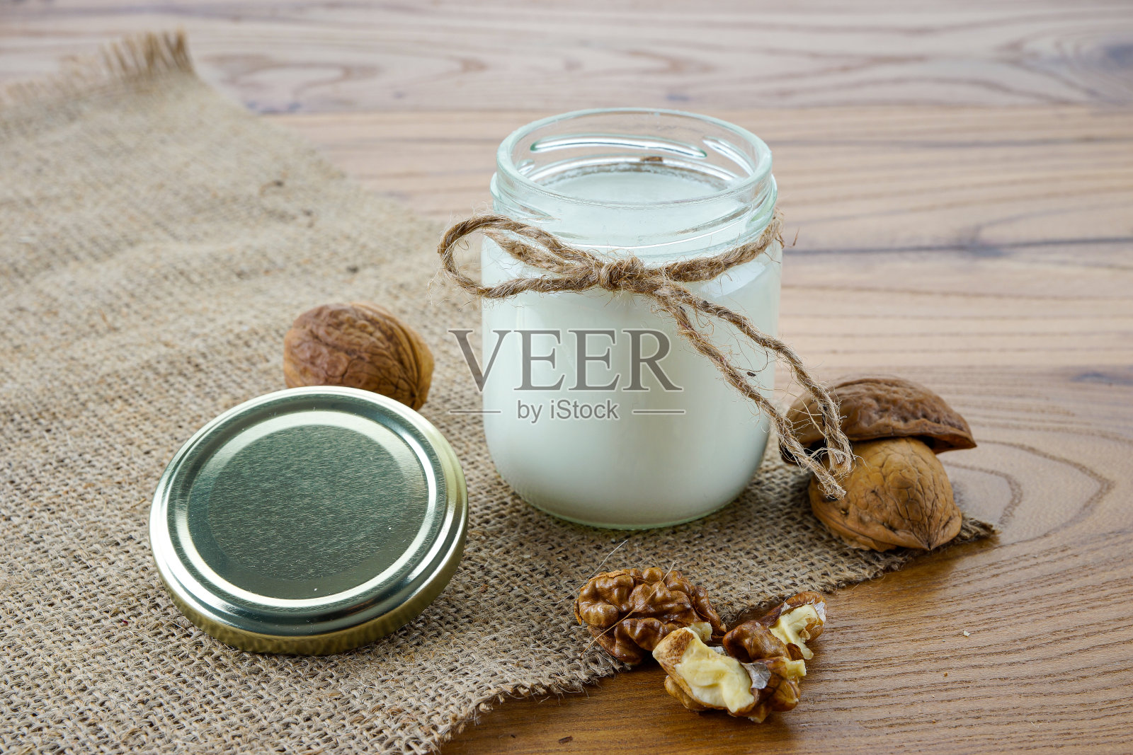 天然酸奶，核桃和肉桂木背景照片摄影图片