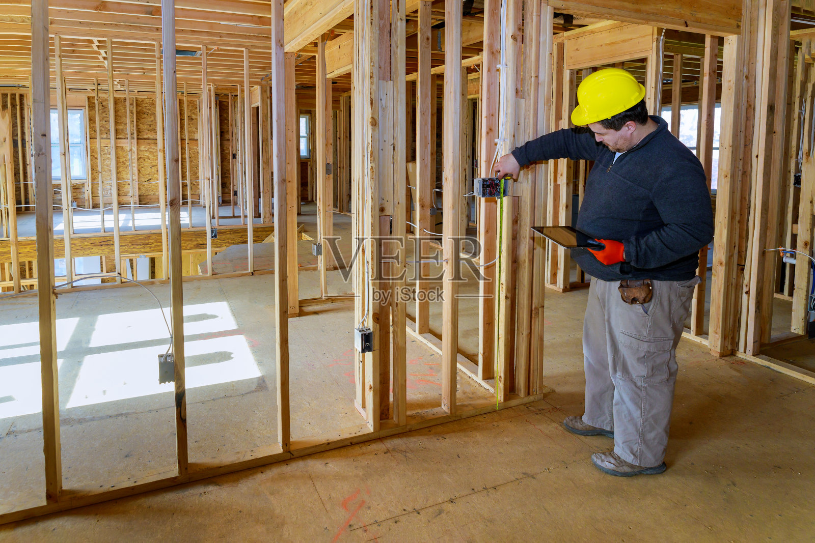 监察员正在检查家用电气系统，电工手持平板电脑照片摄影图片