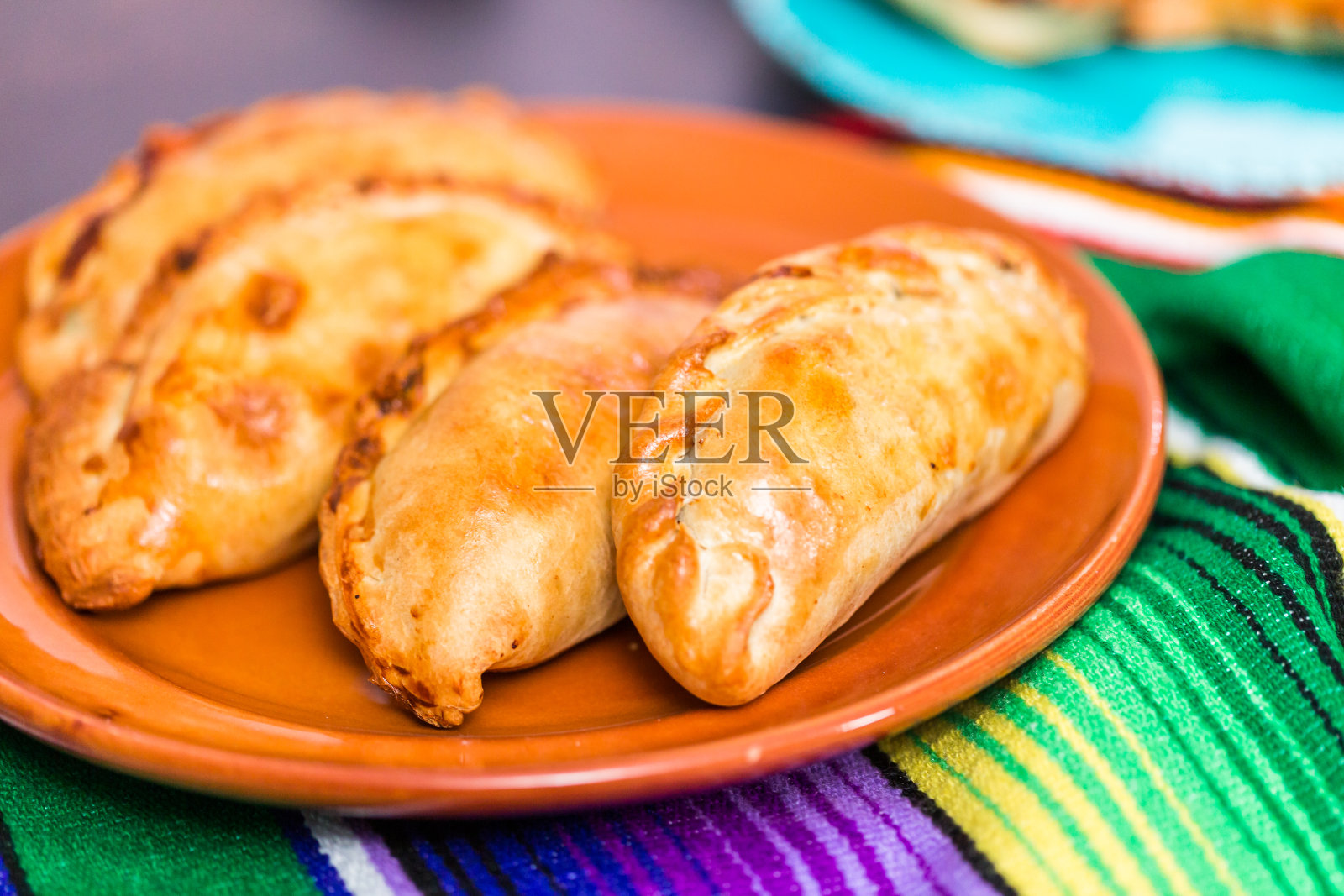 自制的大肉馅卷饼。照片摄影图片
