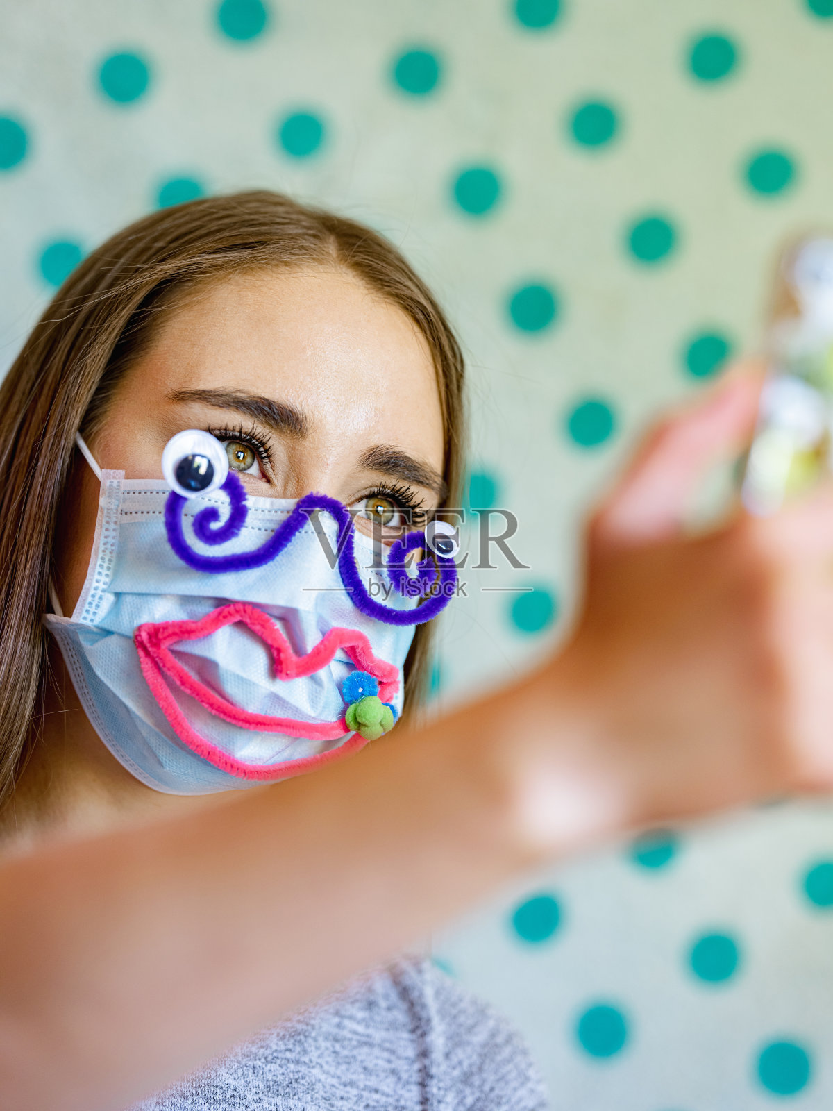 2019冠状病毒病，戴艺术面具的年轻女性照片摄影图片