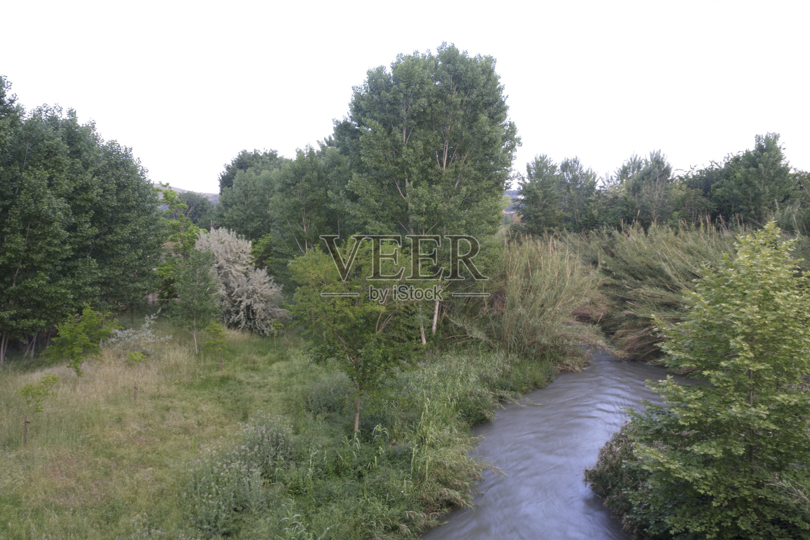 图里亚河经过佩德拉巴镇照片摄影图片