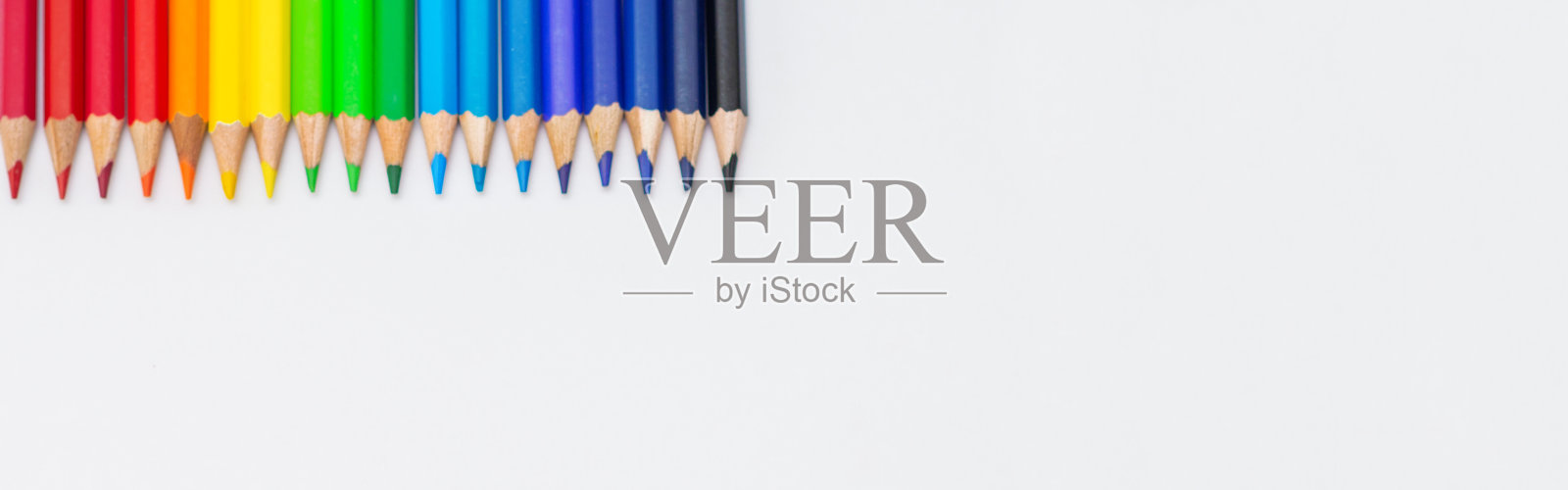 白色背景上的一套彩色铅笔。照片摄影图片