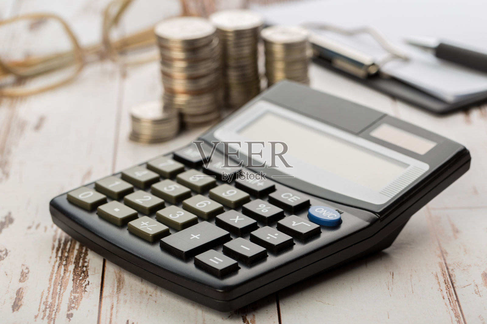 用计算器铸造钱币和纸币。储蓄、金融、经济学照片摄影图片