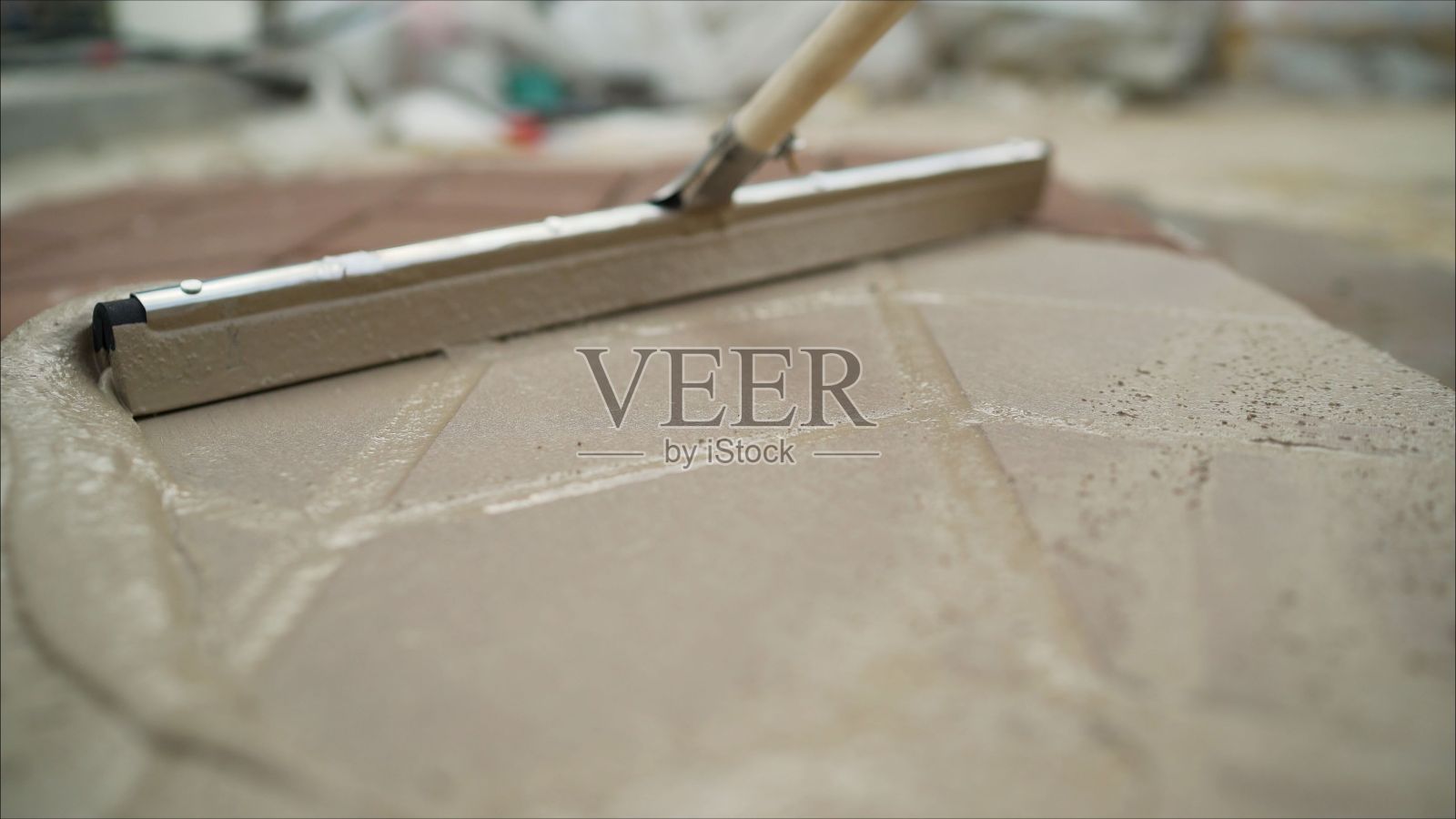 正在铺沥青的工人。铺设路面的解决方案。照片摄影图片