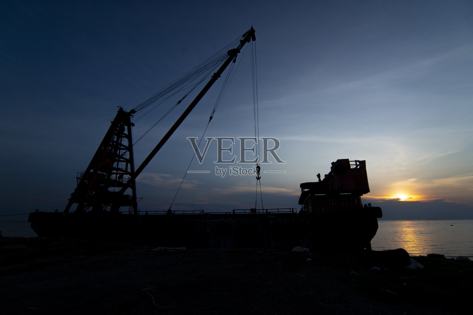 鹤船的剪影泰国的日落时分。照片摄影图片