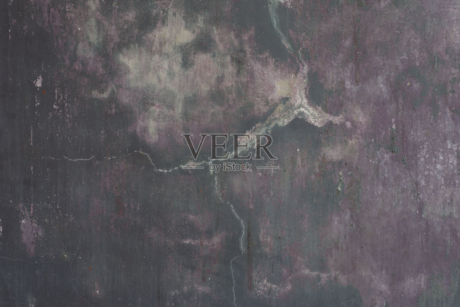 灰粉色纹理脏的深色墙壁有裂缝。剥皮旧纹理多彩，纹理用剥皮漆。街道上的墙带有灰粉红色的色调。图案，空白与自由空间照片摄影图片