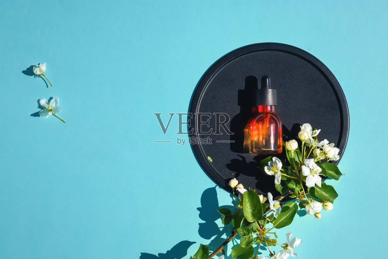 精华液，美液，香水，平铺在蓝色背景上。天然有机化妆品的概念。极简主义照片摄影图片