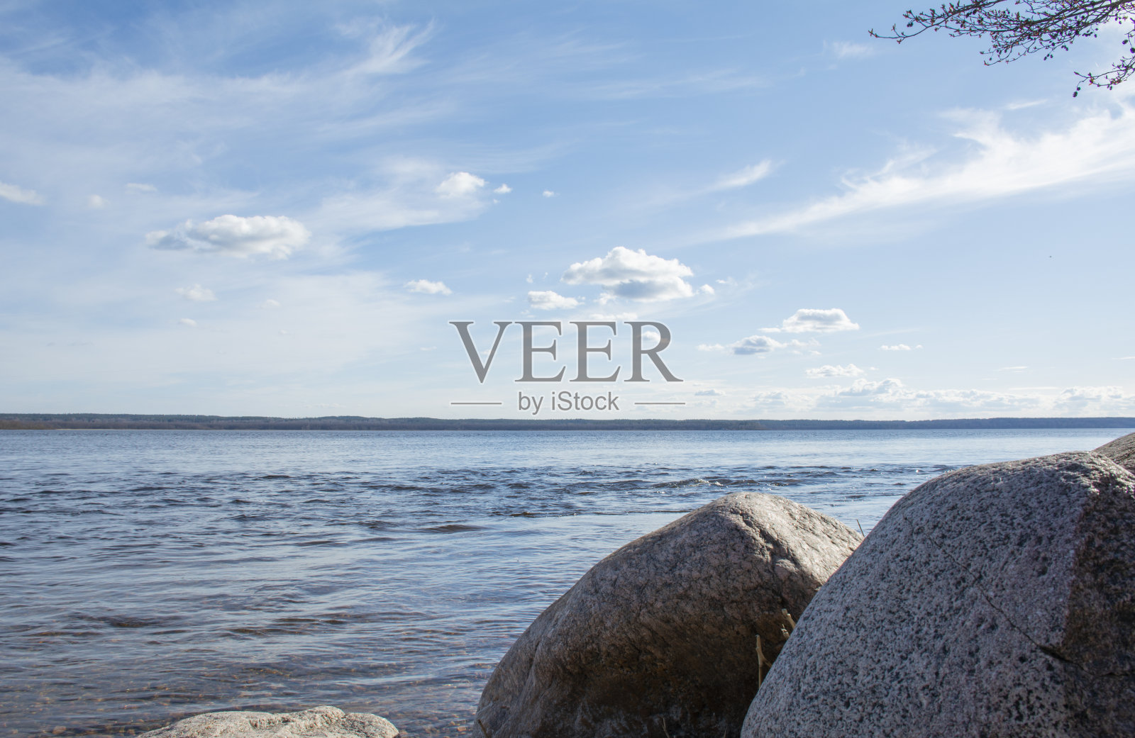 宽阔的河岸上的巨石照片摄影图片