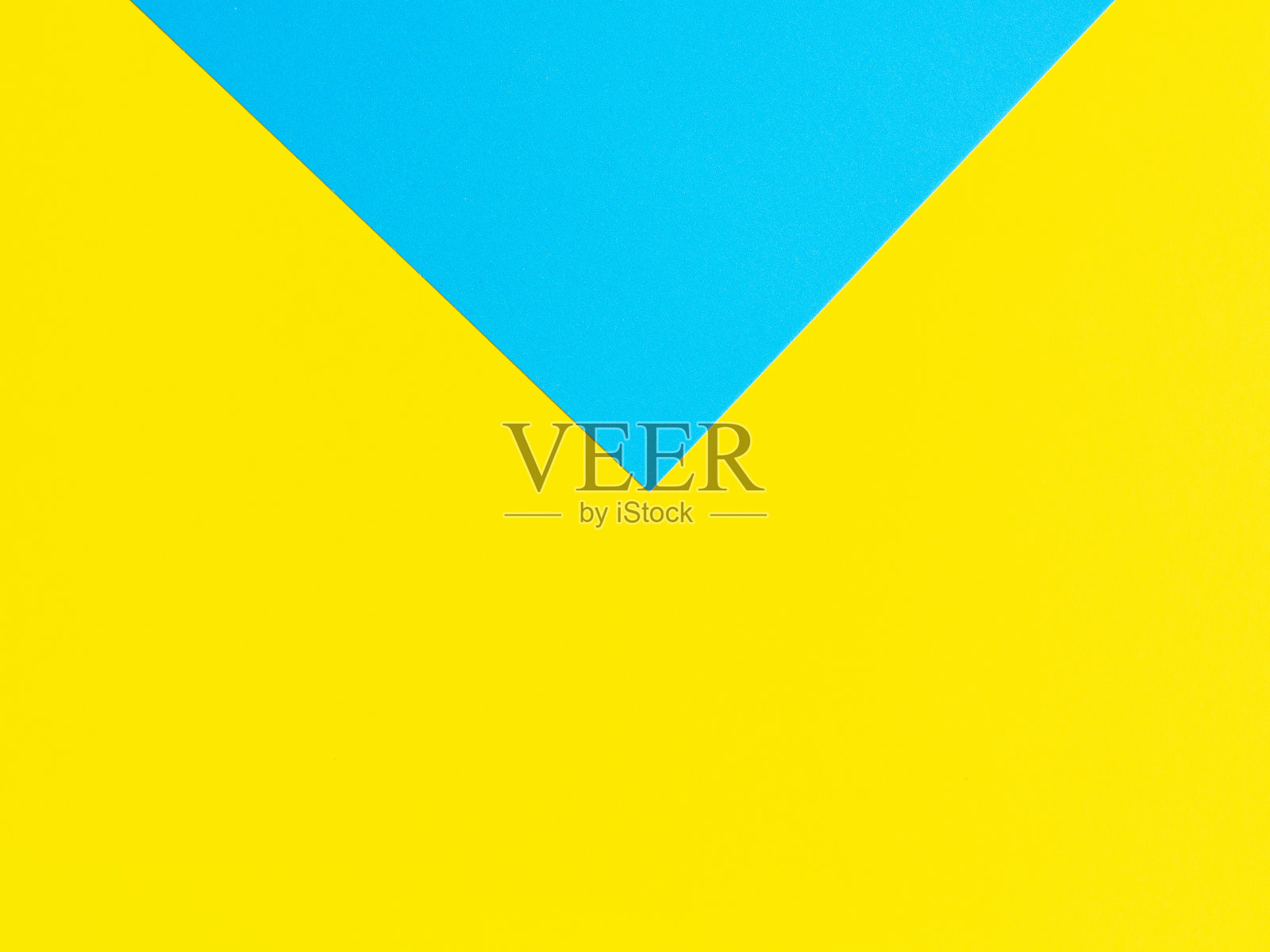 黄色和蓝色的纸像邮政信件一样摆放着。照片摄影图片