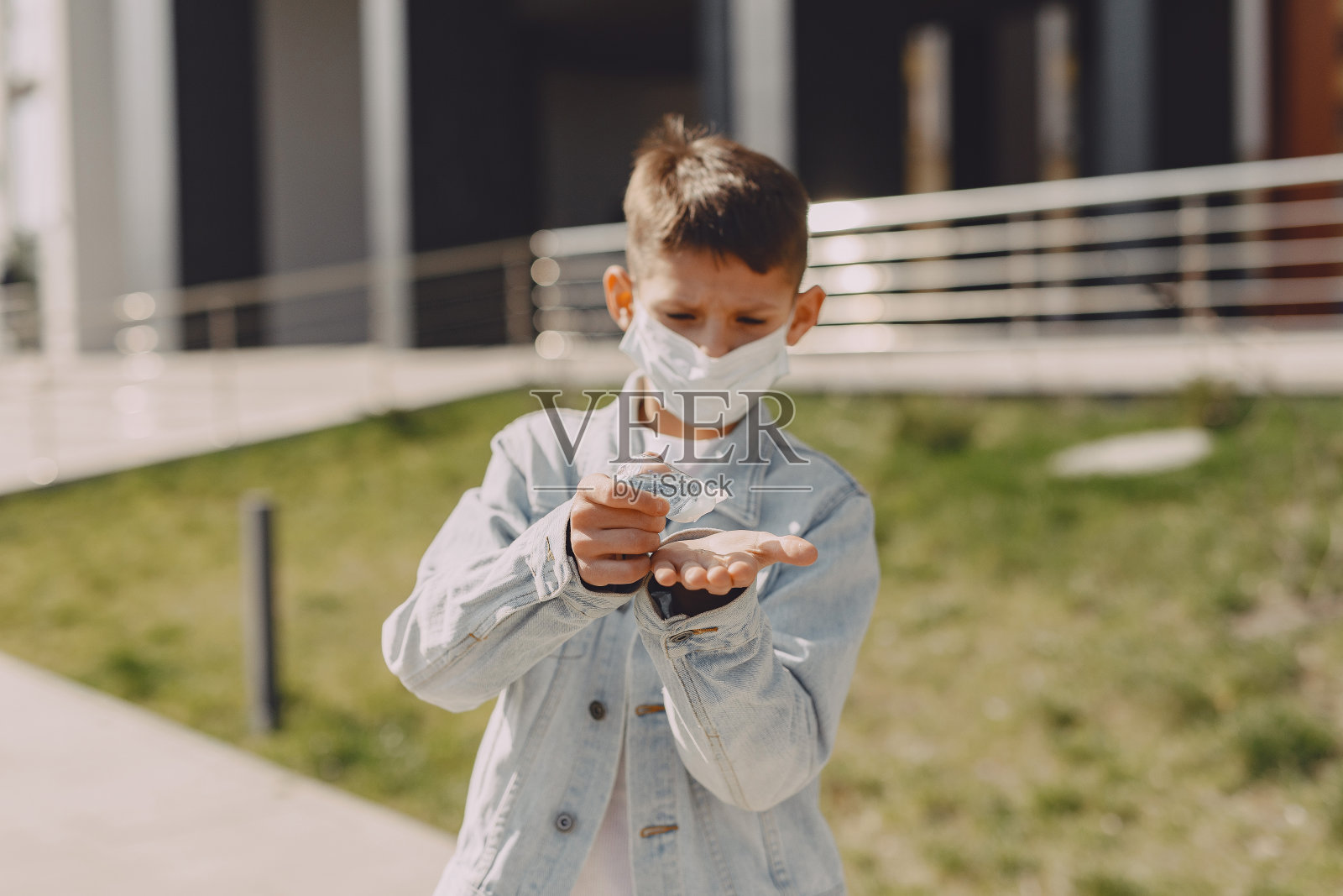 一个戴面具的年轻人站在街上照片摄影图片