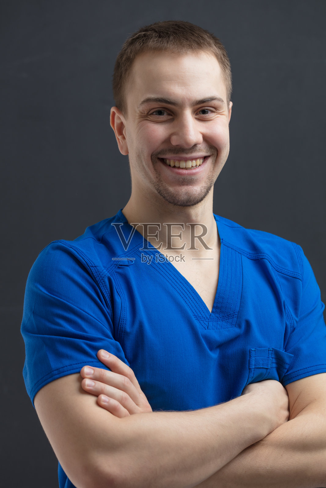 在医疗办公室里的年轻男医生肖像照片摄影图片