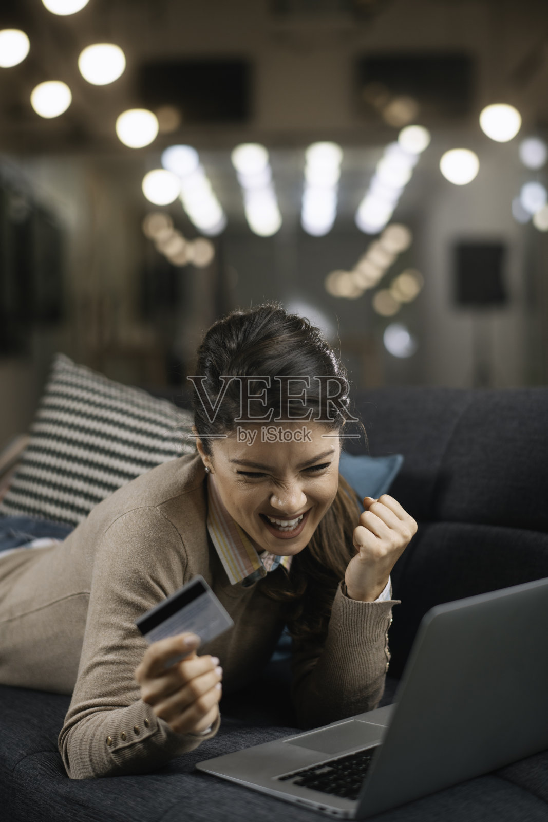 女商人用信用卡在网上购物。照片摄影图片