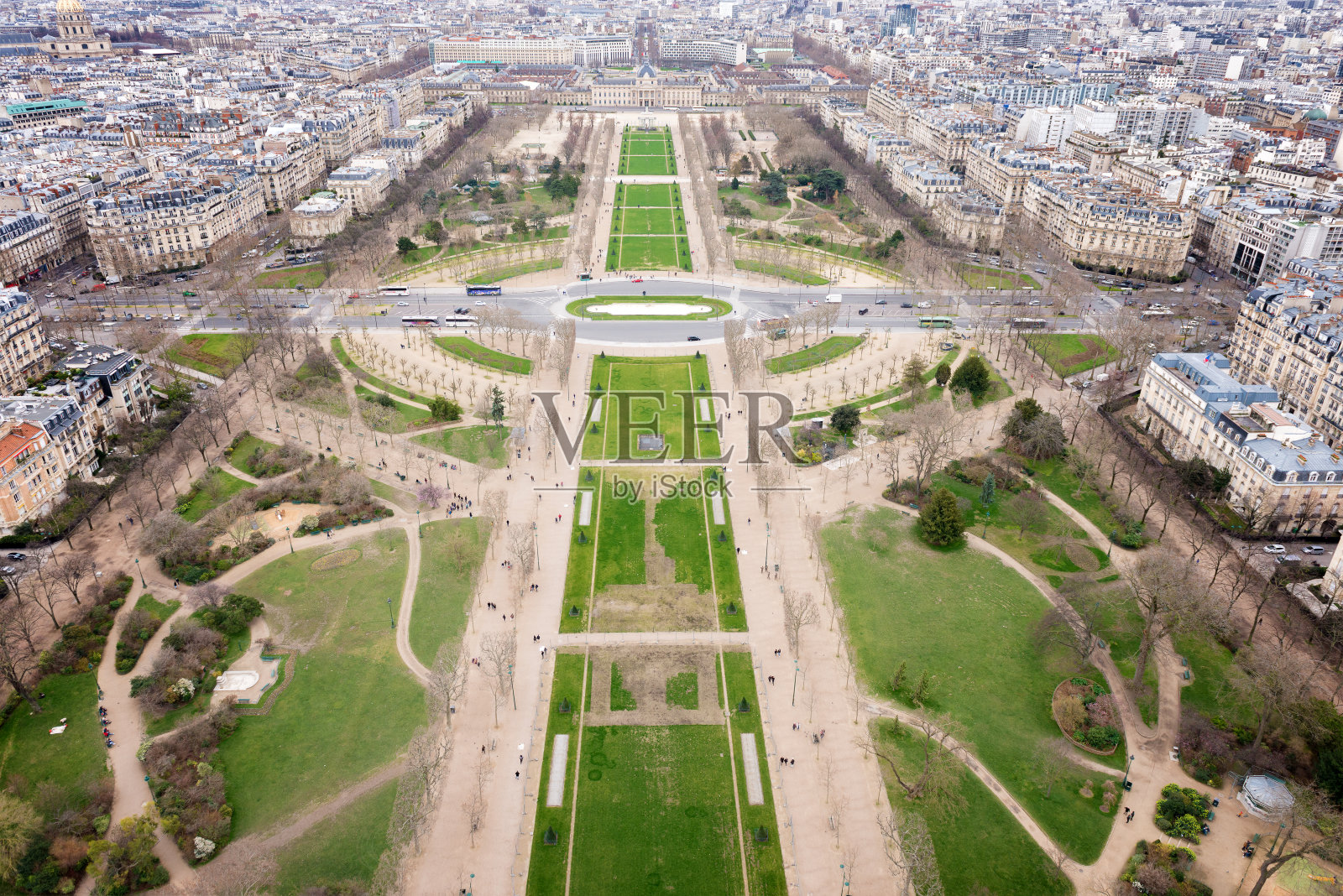 鸟瞰被奥斯曼建筑环绕的“战神花园”，法国巴黎照片摄影图片